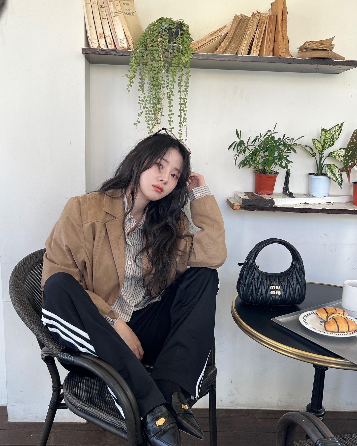 추울 땐 트렌디하게 껴입기🧶👕

날씨가 점점 추워지면서 두꺼운 옷을 꺼내 입기 시작했죠. 이번 겨울, 더 스타일리시한 코디를 완성할 수 있도록 셀럽들이 선보인 세련된 레이어드 스타일 3가지를 소개할게요💕

1. 아디다스 팬츠로 믹스매치하기
배우 신시아는 아디다스 팬츠와 정반대 무드인 스트라이프 셔츠, 브라운 자켓, 로퍼를 조합해 독특하면서도 세련된 분위기를 자아냈습니다. 캐주얼한 아디다스 팬츠와 포멀한 아이템이 만난 믹스매치 스타일은 트렌디하면서도 절제된 멋을 느낄 수 있습니다.

2. 체크 스커트와 팬츠 레이어드 
여름부터 꾸준히 유행하는 '치마+바지' 조합을 겨울에도 활용할 수 있어요. 자칫 심심해 보일 수 있는 무스탕과 팬츠 코디에 체크 미니스커트를 더하면 개성 넘치는 포인트가 되어 줍니다.

3. 레드 포인트와 헤드스카프 활용하기
강렬한 레드 컬러는 밋밋한 아웃핏에 확실한 포인트를 주는 색상입니다. 윤이재는 트렌디한 헤드스카프를 활용해 레드 컬러를 겨울 코디에 자연스럽게 녹여냈습니다. 헤드스카프와 같은 소품을 활용하면 한층 더 멋스러운 스타일을 완성할 수 있습니다. 이미지2
