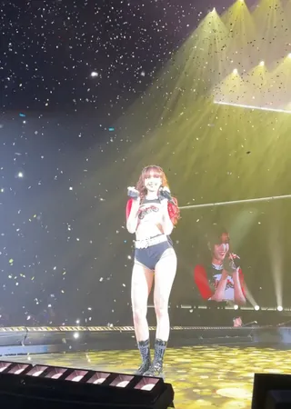 이 비율 실화인가요..?❤️🔥
팬츠리스 패션도 소화하는 리사의 핫걸 모먼트🔥 이미지