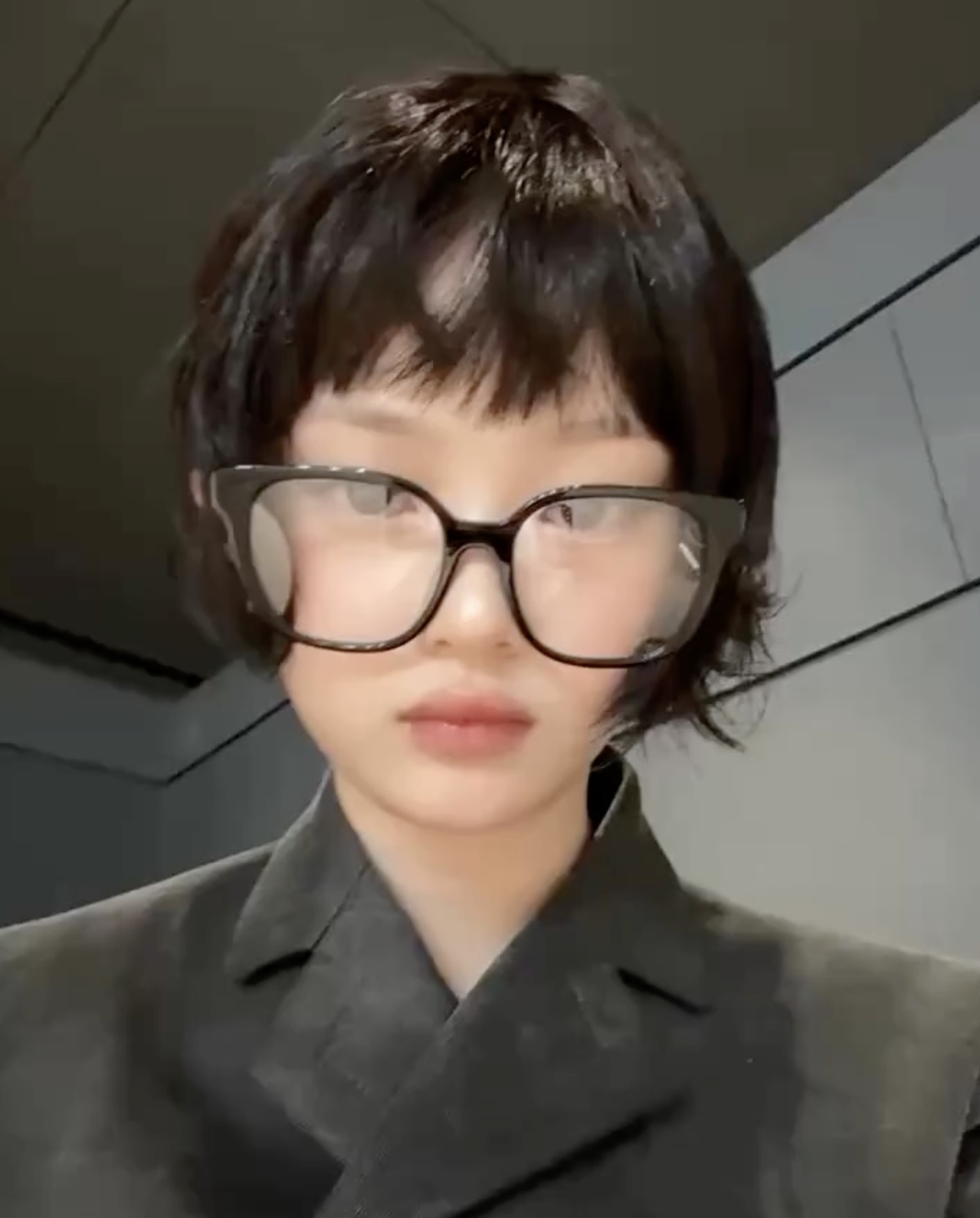 팜하니 언제까지 귀여워..?🩶
드뮤어한 하니의 공항 착장 정보는?✨

1. 구찌
상의 - 코튼 캔버스 델라베 재킷 COTTON CANVAS DELAVÉ JACKET
하의 - 미드 렝쓰 코튼 캔버스 델라베 스커트 MID-LENGTH COTTON CANVAS DELAVÉ SKIRT
가방 - 홀스빗 1955 스몰 숄더 백
신발 - 홀스빗 플랫폼 로퍼
안경 - 로우 노즈 브릿지 핏 옵티컬 프레임 Style ‎755279 J0740 1091 이미지