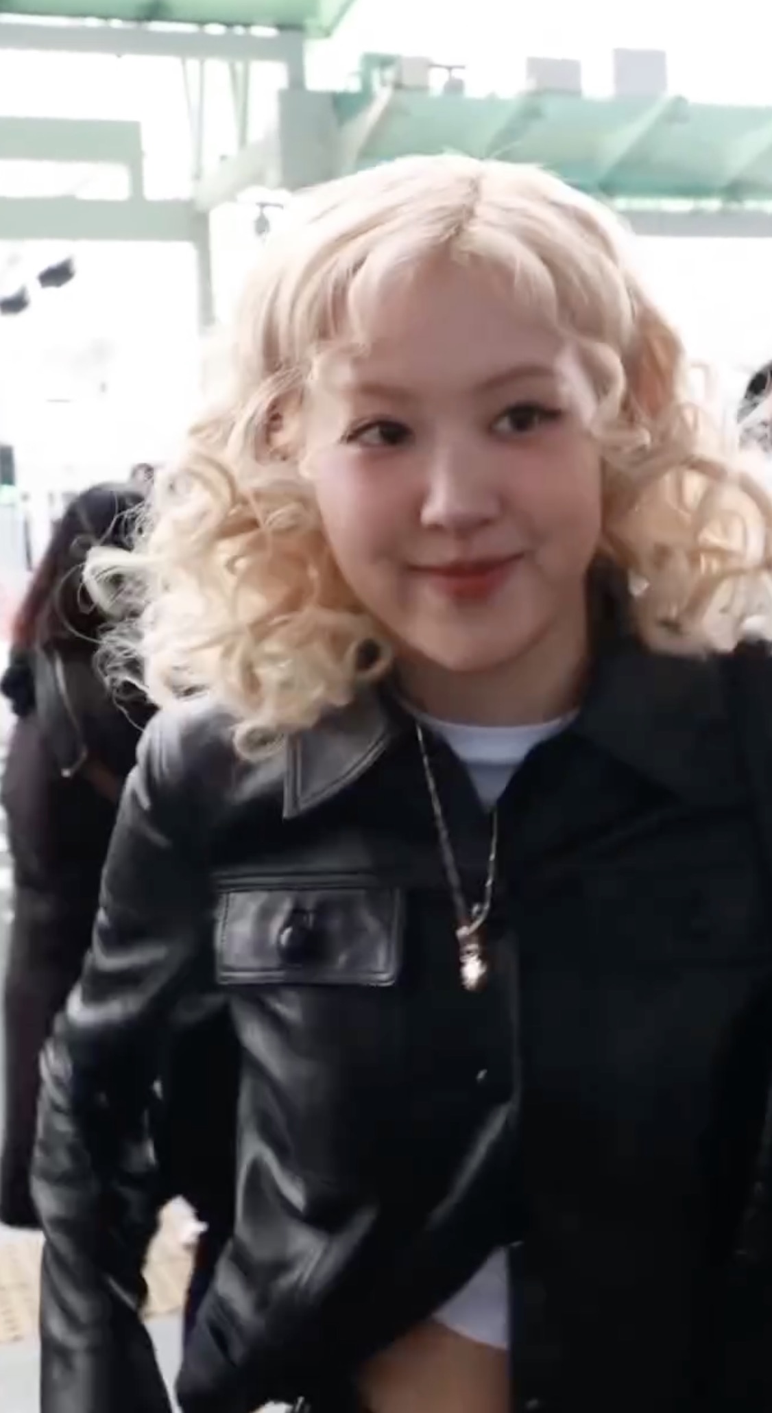 복슬복슬 시크 푸들 로제🐶🖤
젤리펌 + 레더 공항룩이 찰떡이야✨ 이미지
