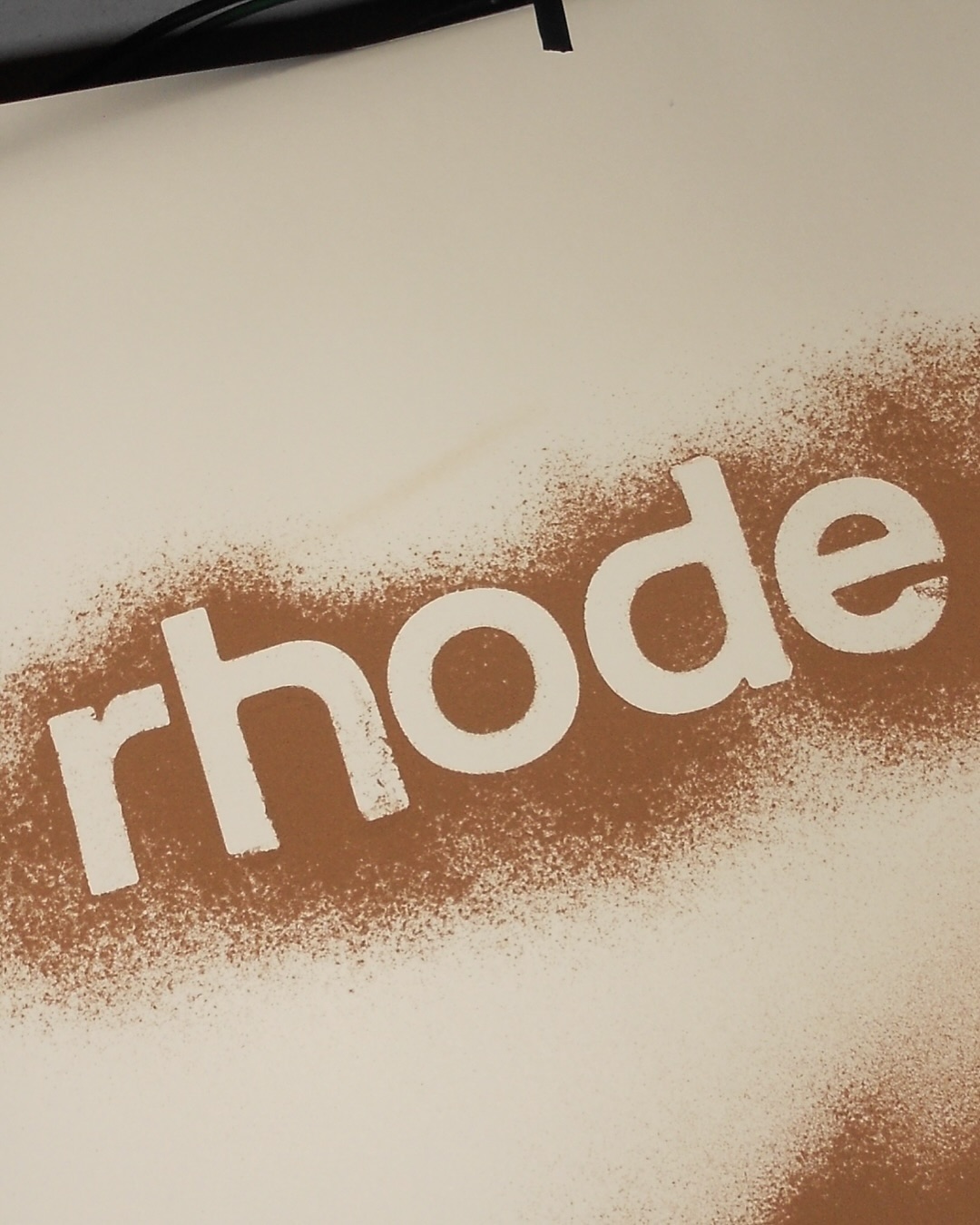 NEW✨시나몬맛 rhode🤎

헤일리 비버의 뷰티 브랜드 Rhode에서 지금 날씨에 딱 잘 어울리는 시나몬롤 컬러를 공개했습니다.

지금 날씨에 딱 잘 어울리는 브라운 컬러로 rhode의 베스트셀러인 폰 케이스와 립글로스, 립 틴트를 만나볼 수 있었는데요! 예쁜 패키지만큼 제품의 퀄리티도 좋다는 로드! 지금은 한국에서 정식으로 구매할 수 없지만, 빨리 한국에서도 만날 수 있으면 좋겠습니다🥹🥹 이미지2