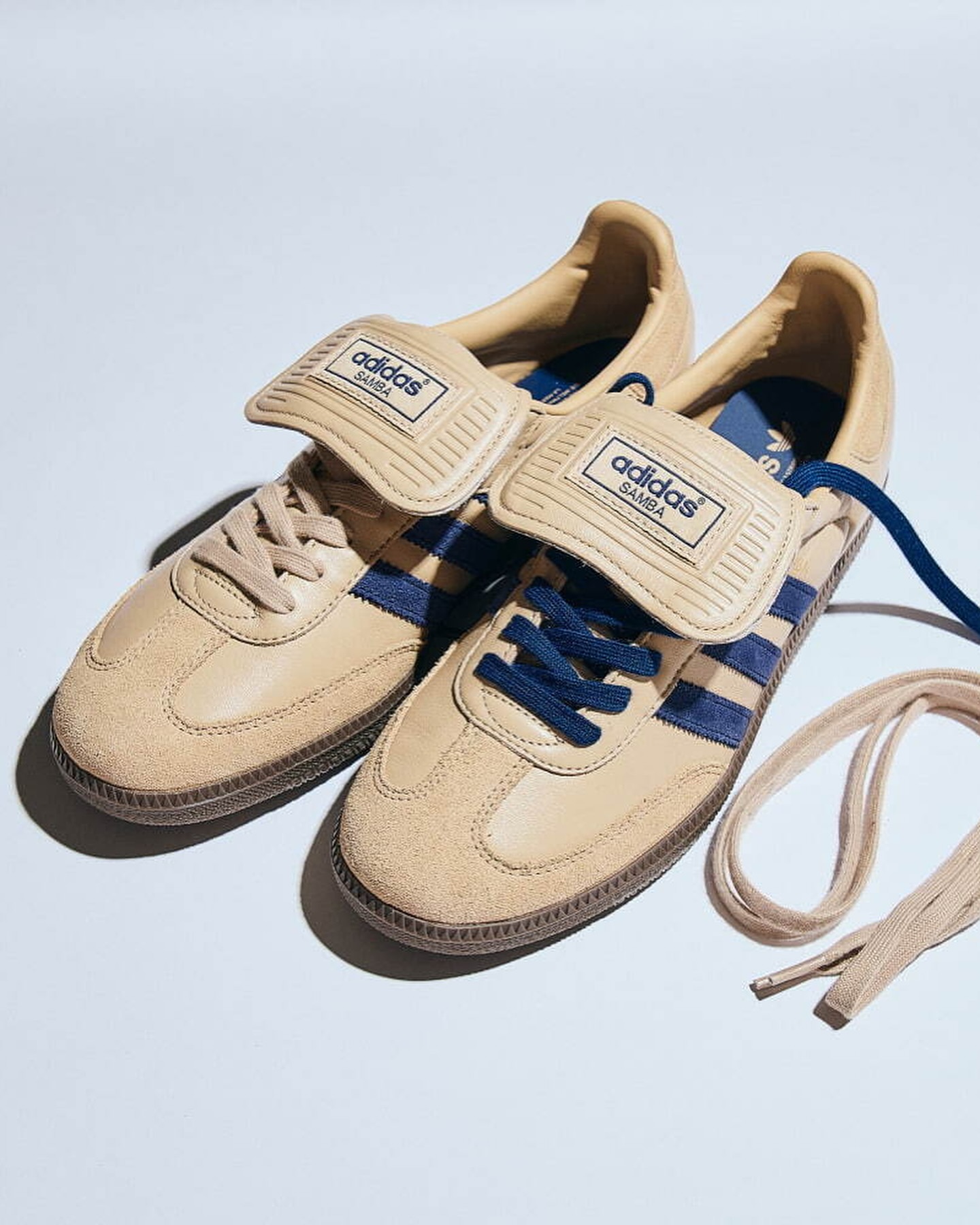 '텅'장이라도 괜찮아, 예쁘니까🤎

빌리스 10주년을 기념한 아디다스 오리지널스 삼바 LT👟 제발 봐주세요..

베이지, 다크 브라운 두 컬러로 구성된 이번 협업은 레트로 분위기와 커다란 설포가 특징인데요. 

가격은 한화 약 15만 원으로, 11월 22일부터 빌리스 스토어에서 구매 가능합니다. 이미지