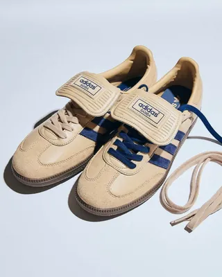 '텅'장이라도 괜찮아, 예쁘니까🤎
빌리스 10주년을 기념한 아디다스 오리지널스 삼바 LT👟 제발 봐주세요..
베이지, 다크 브라운 두 컬러로 구성된 이번 협업은 레트로 분위기와 커다란 설포가 특징인데요.
가격은 한화 약 15만 원으로, 11월 22일부터 빌리스 스토어에서 구매 가능합니다. 이미지