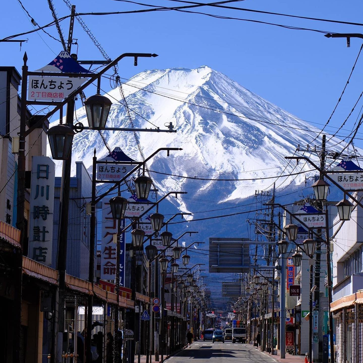 앞으로 후지산 입산료 내야한다🗻

내년 여름부터 일본 후지산에 들어갈 때 입산료를 지불해야 할 것으로 보입니다. 시즈오카현은 환경보전 명목으로 등산객이 자발적으로 내 온 ‘후지산 보전 협력금’(1인당 1천엔)을 폐지하는 대신 1인당 3천~5천 엔을 걷을 방침인데요. 또 오후 4시부터 다음 날 오전 3시까지 야간 입산도 규제하는 방안을 포함해 내년 2월 현의회에 관련 조례안을 제출할 계획입니다. 이미지