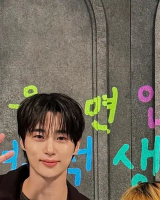 이 설레는 키 차이 뭔데..💕
드디어 뜬 변우석 웃으면 안되는 생파🎉@난 변우석만 봐도 웃음 나..❤️ 이미지