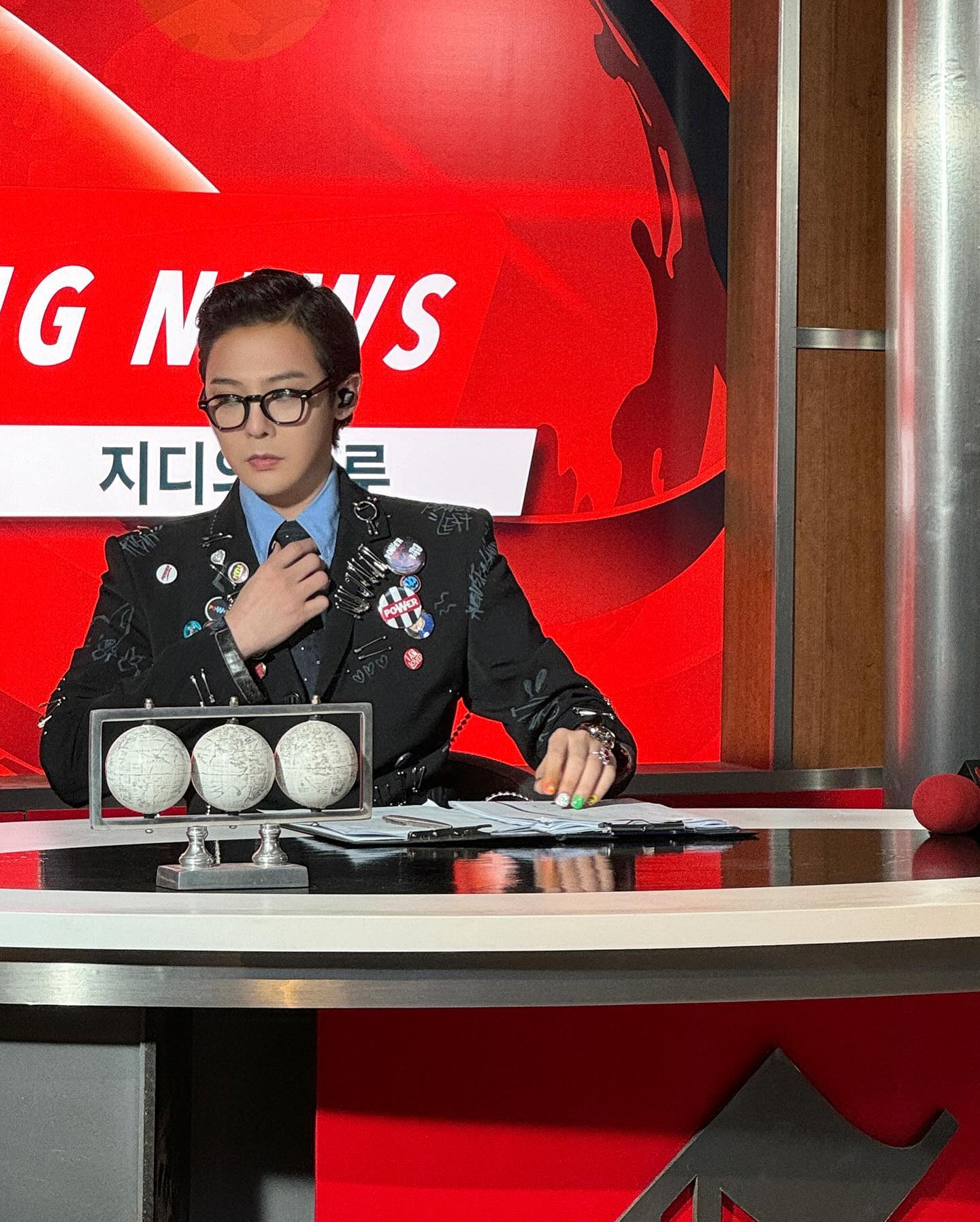 앵커가 된 지디🎙️
개성 넘치는 블레이저 언더웨어 조합⭐️재택근무룩으로 딱이야 이미지