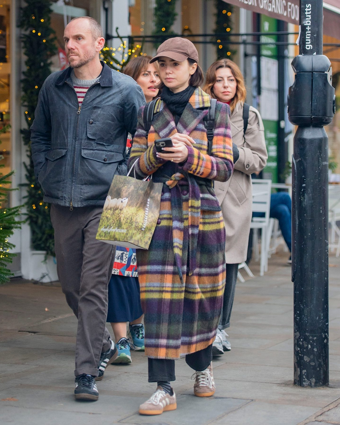 에밀리는 잠시 잊어 주세요!😌
'에밀리 파리에 가다'에서 본 화려한 에밀리는 잠시 잊어 주세요! 소탈한 릴리 콜린스를 볼 차례니까요.
얼마 전 남편과 쇼핑 데이트에 나선 릴리 콜린스는 소탈하기 그지 없었습니다. 하지만 시시하지는 않았죠. 브라운 볼캡을 푹 눌러쓰고, 편한 슬랙스에 스니커즈를 신은 룩에 오렌지와 블루가 섞인 독특한 컬러 조합의 코트를 입은 릴리 콜린스는 충분히 개성 있었습니다.
블랙, 그레이 색의 코트가 지겹다면 올겨울은 체크 코트를 입어보면 어떨까요? 에밀리 못지 않게 매력있는 릴리 콜린스처럼요!🥰 이미지6