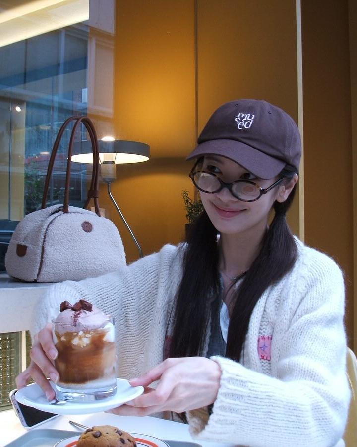 쓰기만 해도 트렌디한 요즘 핫템👓
동그란 레오파드 안경으로 힙한 무드 연출해봐🐆🖤 이미지5