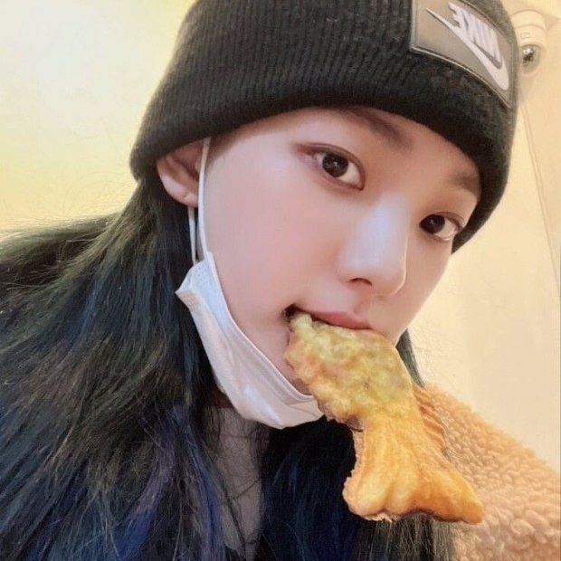 이제 붕어빵 1개에 천원?😭🥖

겨울철 대표 간식 붕어빵의 가격이 올해도 치솟을 것으로 보입니다. 과거에는 붕어빵 3~4개를 천 원에 살 수 있었지만, 최근에는 3개에 2천 원, 2개에 천 원, 유동인구가 많은 주요 도심에서는 붕어빵 1개 가격이 천 원에서 천오백원까지 오른 곳도 보이는데요. 가격 인상은 주재료로 사용되는 팥과 밀가루 가격 폭등으로 꼽히며, 붕어빵을 굽는데 쓰는 LPG 가스 가격도 내달 인상될 조짐을 보이면서 추가 영향을 미칠 것으로 보입니다. 이미지