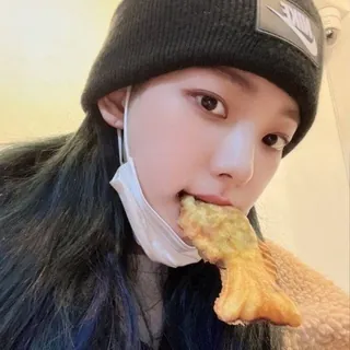이제 붕어빵 1개에 천원?😭🥖
겨울철 대표 간식 붕어빵의 가격이 올해도 치솟을 것으로 보입니다. 과거에는 붕어빵 3~4개를 천 원에 살 수 있었지만, 최근에는 3개에 2천 원, 2개에 천 원, 유동인구가 많은 주요 도심에서는 붕어빵 1개 가격이 천 원에서 천오백원까지 오른 곳도 보이는데요. 가격 인상은 주재료로 사용되는 팥과 밀가루 가격 폭등으로 꼽히며, 붕어빵을 굽는데 쓰는 LPG 가스 가격도 내달 인상될 조짐을 보이면서 추가 영향을 미칠 것으로 보입니다. 이미지