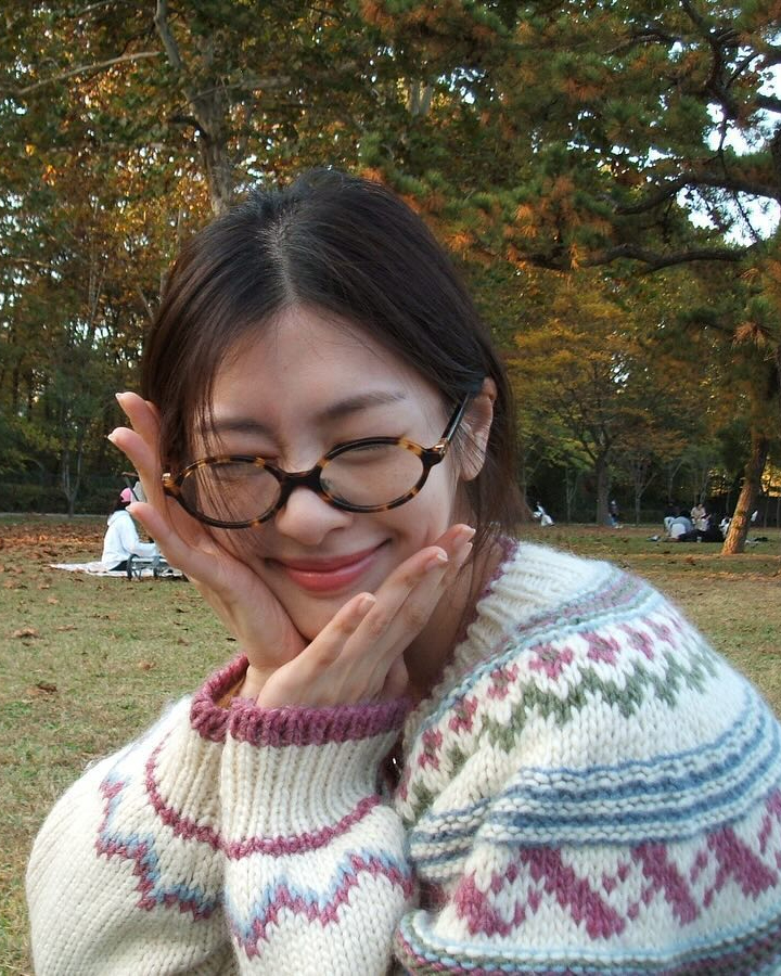 쓰기만 해도 트렌디한 요즘 핫템👓
동그란 레오파드 안경으로 힙한 무드 연출해봐🐆🖤 이미지2
