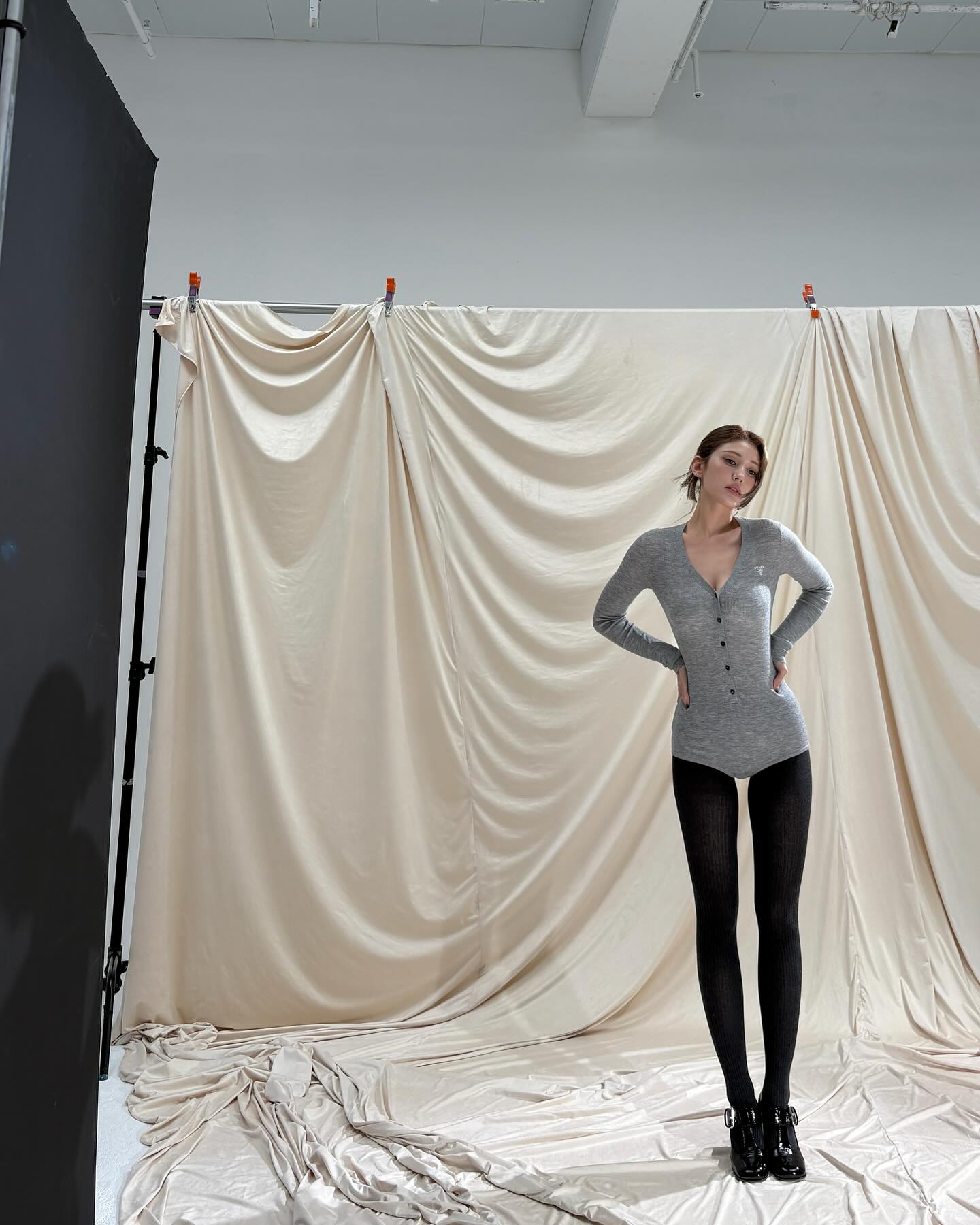 각선미 무슨일이야❤️‍🔥팬츠리스룩

요즘 옷 잘입는 셀럽들의 인스타그램 속 자주 등장하는 아이템이 있는데요. 그것은 바로 아찔한 길이의 마이크로 쇼츠입니다. 기존의 핫팬츠보다도 더 짧아 '팬츠리스'라는 이름으로도 불리는 이 아이템은, 처음 등장했을 때 마치 입지 않은 듯한 모습 때문에 부정적인 반응을 얻기도 했습니다.

실생활에서 활용하기에는 다소 도전적인 룩이지만, 여전히 핫한 셀럽들의 스타일링에서 중요한 역할을 하고 있어 앞으로도 패션 트렌드로 자리 잡을 것으로 예상됩니다. 이미지