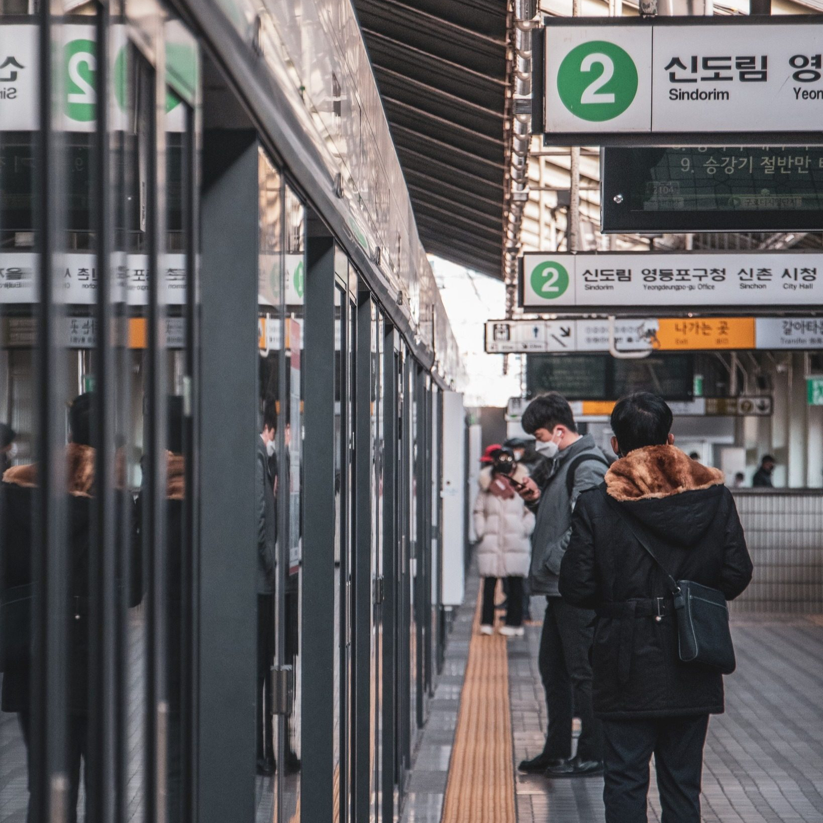 수도권 철도·지하철 동반 파업🚊

전국철도노동조합이 임금 인상과 인력 충원 등을 요구하며 다음 달 5일 총파업을 예고했습니다. 노조는 철도공사 측에 4조 2교대 전환, 개통 노선에 필요한 부족 인력 충원, 기본급 2.5% 인상, 성과급 정상 지급 등을 요구하고 있는데요. 6일부터는 지하철 1~8호선을 운영하는 서울교통공사 노동조합도 파업을 예고한 바 있어 동시 파업에 나설 경우 철도 대란이 우려되는 상황입니다. 이미지
