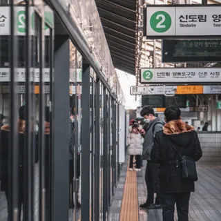 수도권 철도·지하철 동반 파업🚊
전국철도노동조합이 임금 인상과 인력 충원 등을 요구하며 다음 달 5일 총파업을 예고했습니다. 노조는 철도공사 측에 4조 2교대 전환, 개통 노선에 필요한 부족 인력 충원, 기본급 2.5% 인상, 성과급 정상 지급 등을 요구하고 있는데요. 6일부터는 지하철 1~8호선을 운영하는 서울교통공사 노동조합도 파업을 예고한 바 있어 동시 파업에 나설 경우 철도 대란이 우려되는 상황입니다. 이미지