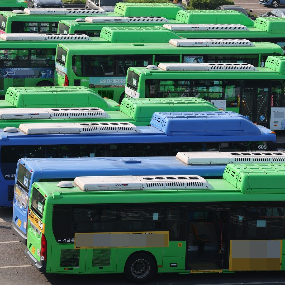 종로구, 내년부터 교통비 지원🚌

서울 종로구가 내년 9월부터 연간 최대 24만 원의 교통비를 지원합니다. 수혜 대상은 주민등록 기준 종로구에 거주하는 65세 이상 어르신, 19~39세 청년, 13~18세 청소년, 6~12세 어린이인데요. 어르신과 청년은 최대 24만 원, 청소년은 최대 16만 원, 어린이는 최대 8만 원으로 분기별 지급 상한액은 각각 다릅니다. 이미지