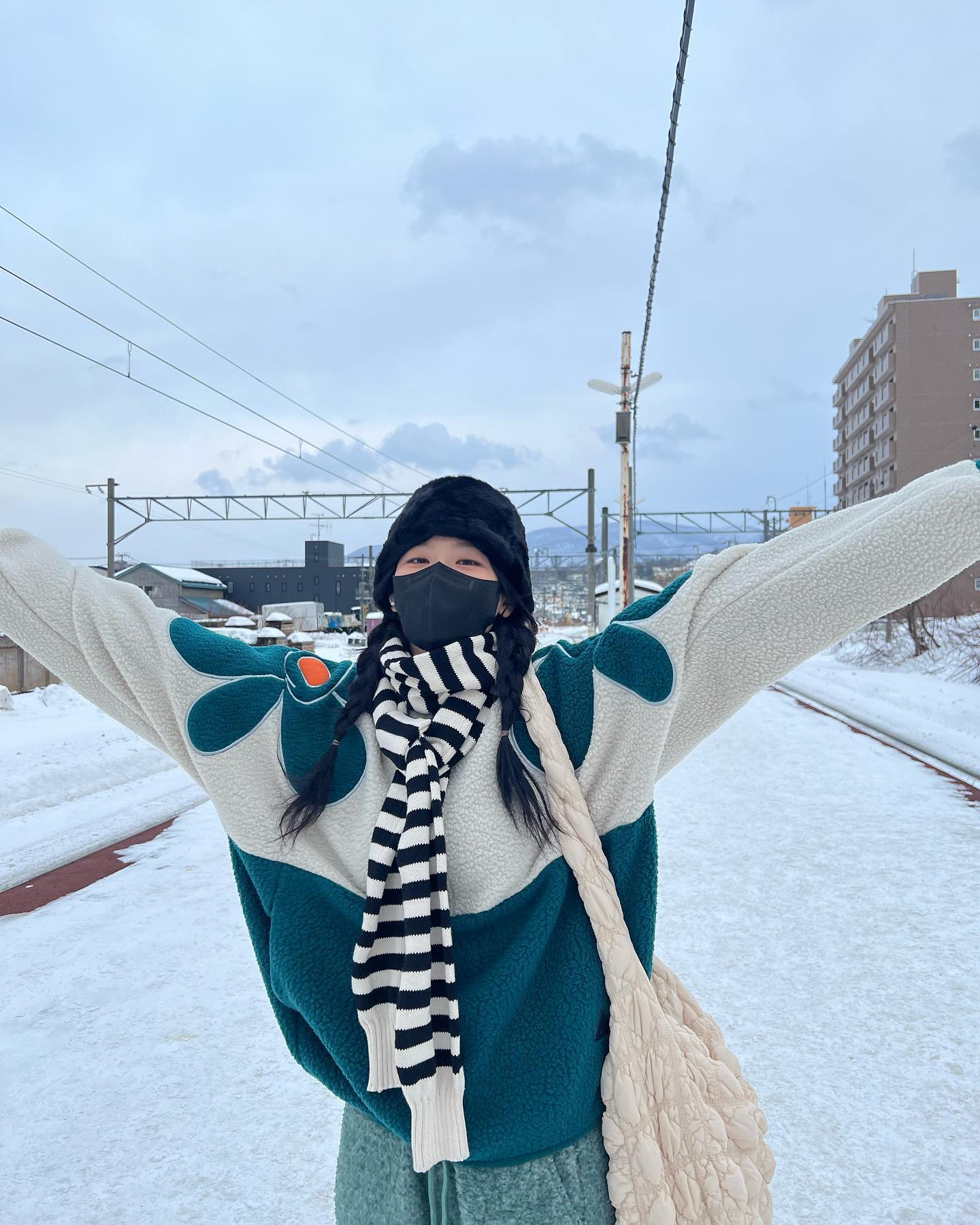 슬기가 알려주는 그랜마 코어👵🏻

슬기의 코디에서는 '그랜마 코어' 스타일의 매력을 엿볼 수 있습니다. 여기서 '그랜마 코어'란 마치 할머니의 옷장에서 꺼낸 듯한 과거의 스타일과 가치를 현대적인 시각으로 재해석하여 즐기는 패션 트렌드를 의미합니다. 그럼 슬기의 아웃핏 속 어떤 특징들이 돋보이는지 살펴볼까요?👀

1. 옛 아이템 활용: 슬기의 룩을 보면 떡볶이 코트나 빵모자 같은 복고풍 아이템들이 눈에 띕니다. 이런 아이템들이 세련되게 매치되어, 완벽한 그랜마 코어 스타일을 완성하고 있습니다.

2. 다양한 패턴: 꽃무늬나 노르딕 패턴의 니트 스웨터처럼 빈티지한 스타일을 현대적 감각으로 재해석한 패션이 돋보입니다.

3. 편안함과 실용성: 그랜마 코어는 편안하고 실용적인 의상을 중시하며, 자연스럽고 루즈한 핏이 특징입니다. 이미지