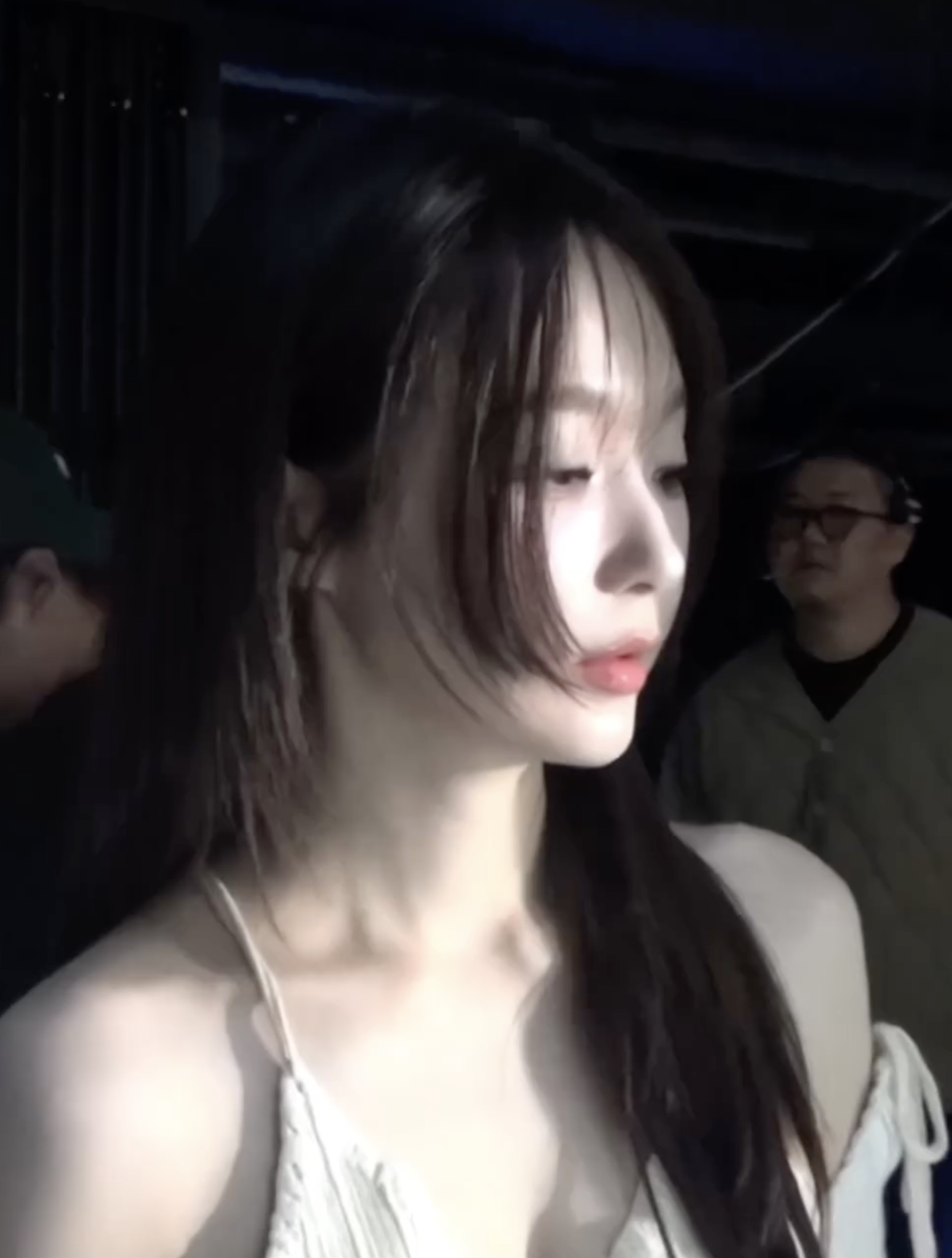 인형같은 강민경의 헤어 비밀💇‍♀️💕
옆머리 컷으로 얼굴을 더 작아 보이게✨ 이미지
