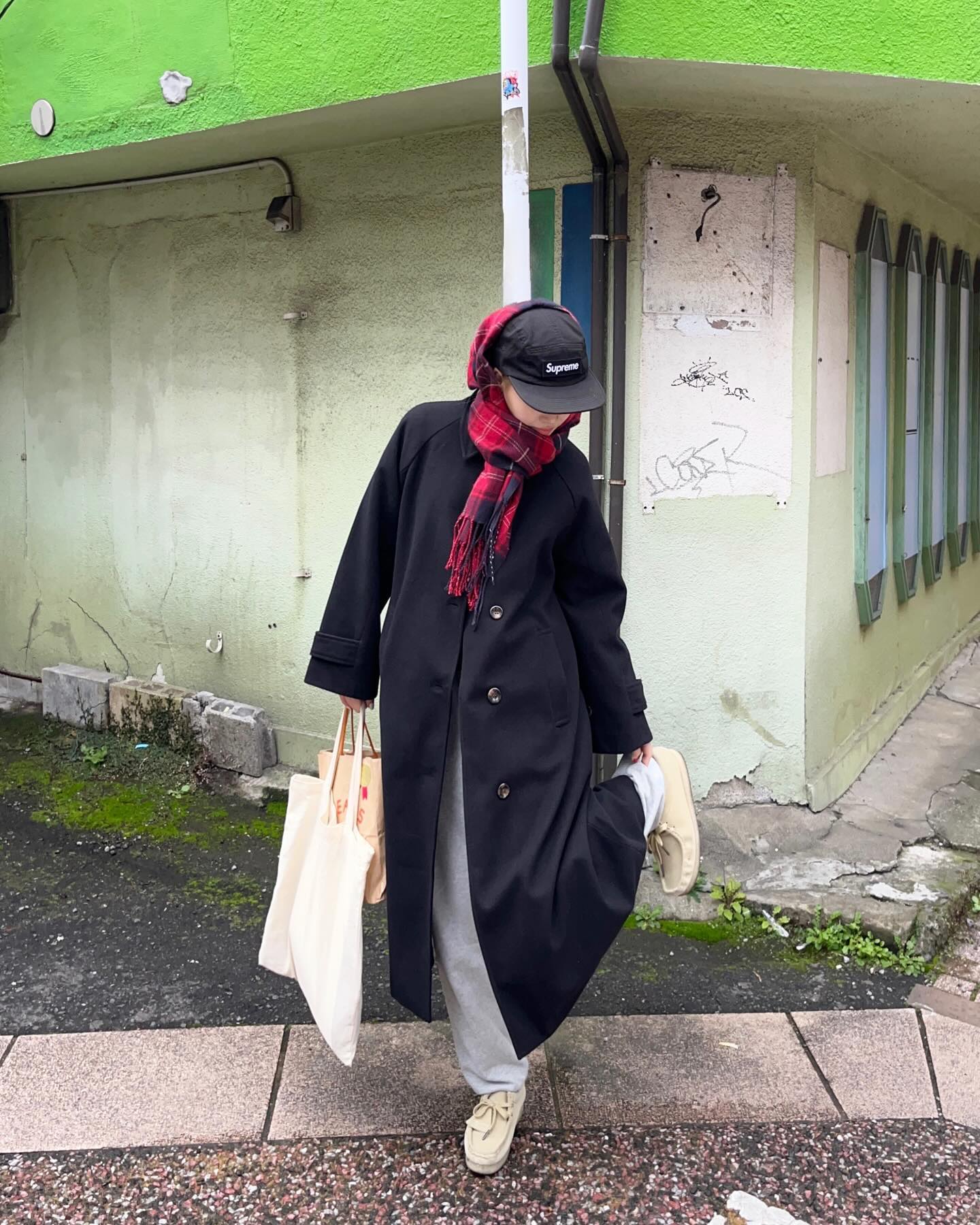 심플한 룩에 슈프림 모자 얹어🧢
1초만 에 힙해질 수 있음! 이미지