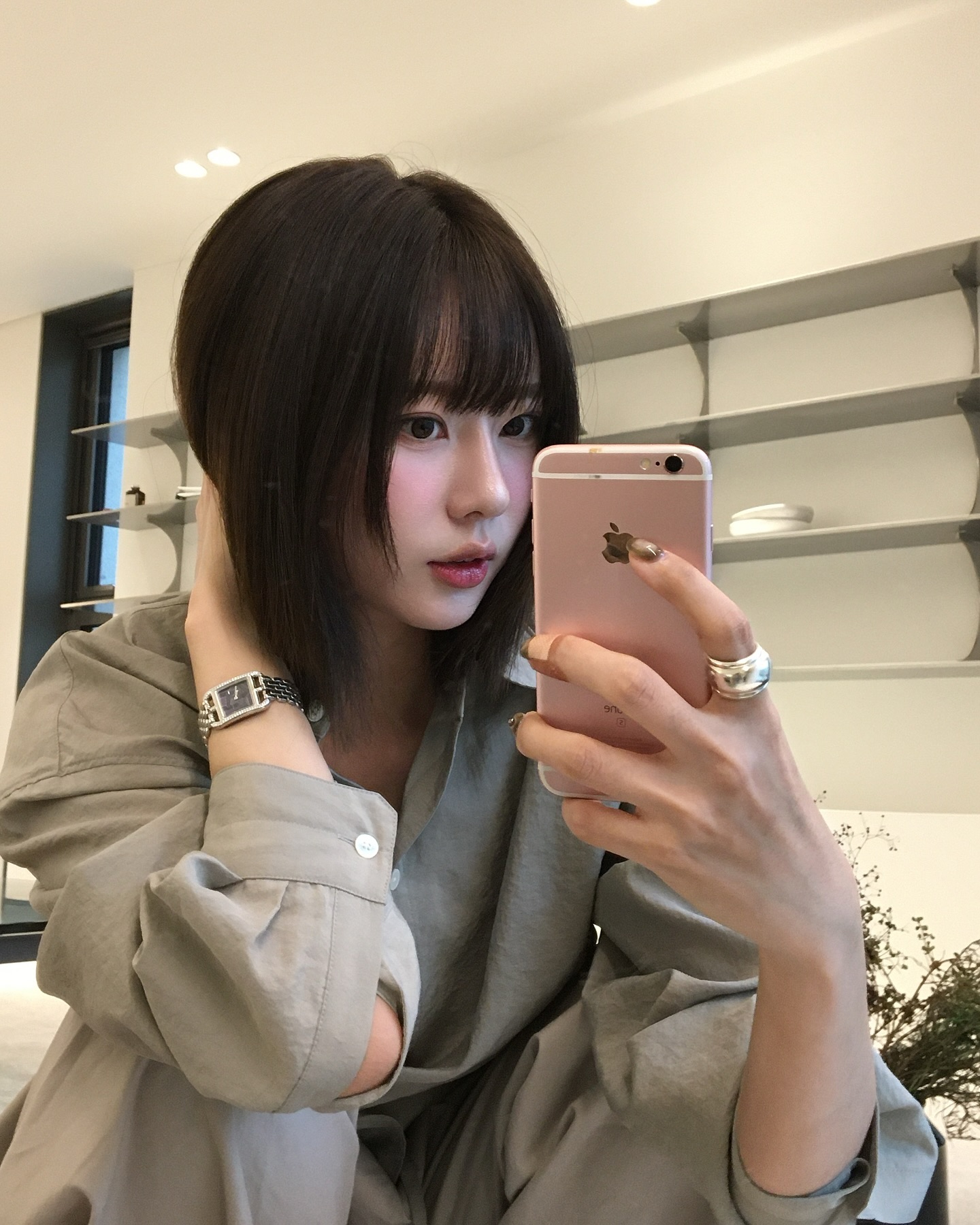 기분에 따라 바꿔 끼는 링 스타일💍
반지 하나로 패션에 포인트 더하기✔️✨

1. 미니멀한 매력을 강조한 볼드링 하나만 착용하기

2. 시계와 함께 세련되게 매치하기

3. 두 손가락에 착용하여 스타일리시하게 레이어드하기

4. 다양한 사이즈의 반지로 개성 있게 레이어드하기 이미지