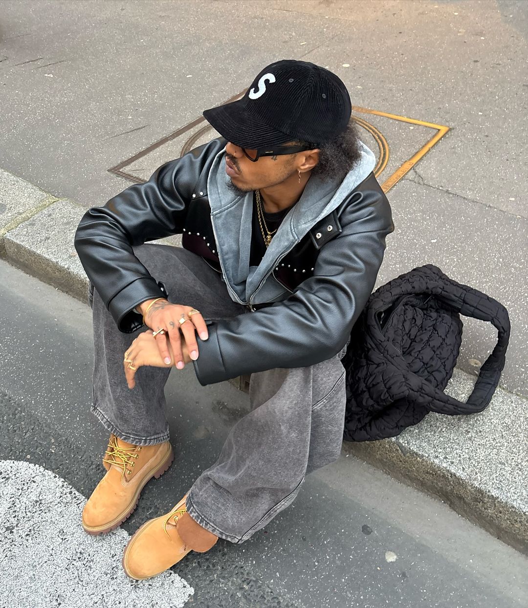 검정 S로고 캡으로 코디 뚝딱🧢 이미지