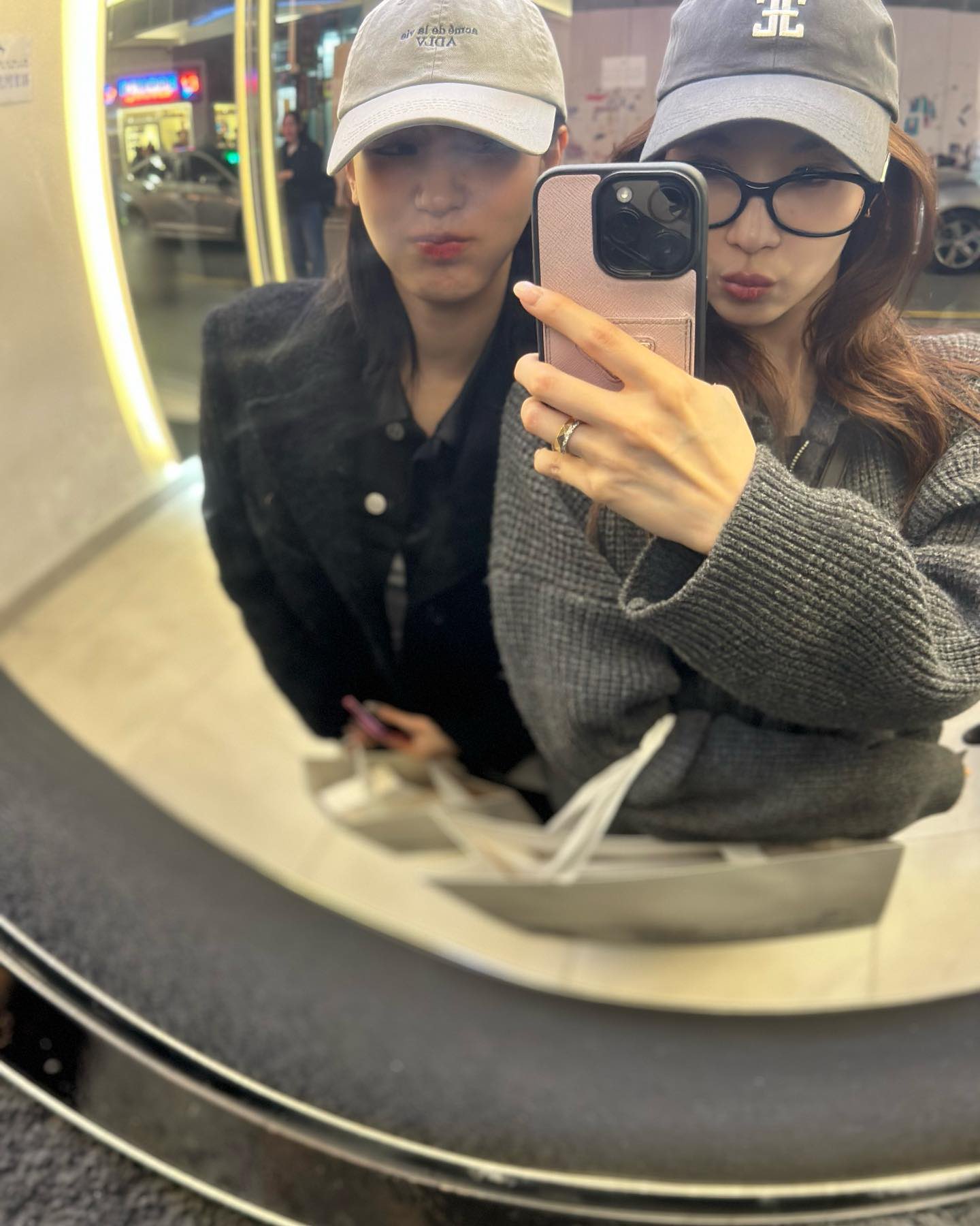 스타의 친구를 소개합니다💕
예쁜 애 옆에 예쁜 애의 정석을 보여주는 스친소 모음.zip

1. 슬기 x 공승연

2. 수지 x 나나 x 장희령 x 조현아

3. 사나 x 미연

4. 카리나 x 예지

5. 윈터 x 채현

6. 노정의 x 류진 이미지5