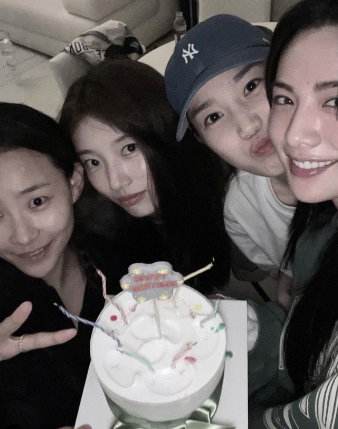 스타의 친구를 소개합니다💕
예쁜 애 옆에 예쁜 애의 정석을 보여주는 스친소 모음.zip

1. 슬기 x 공승연

2. 수지 x 나나 x 장희령 x 조현아

3. 사나 x 미연

4. 카리나 x 예지

5. 윈터 x 채현

6. 노정의 x 류진 이미지4