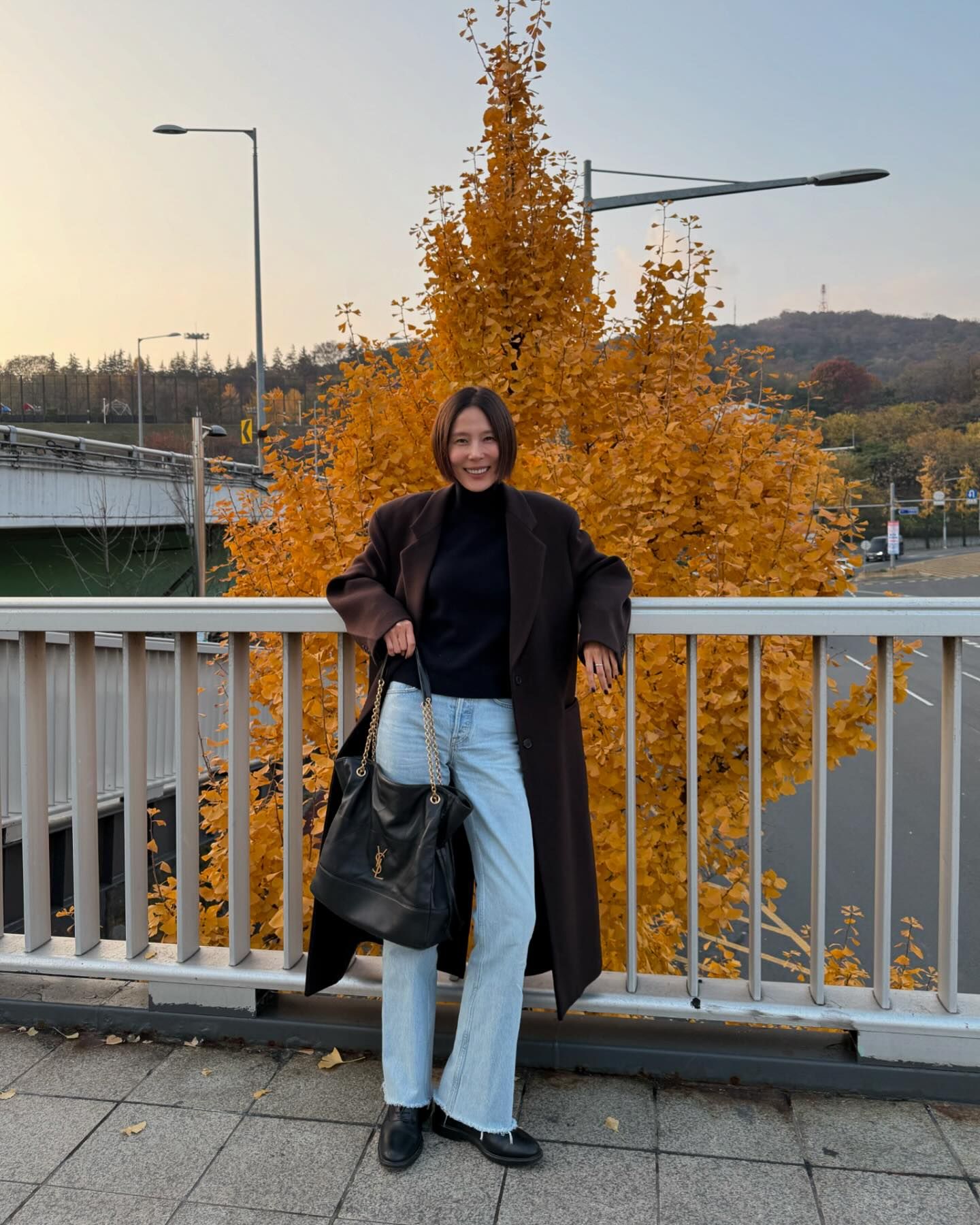 가을룩에 찰떡🍡김나영의 생 로랑 제이미 숄더백 코디🖤 이미지