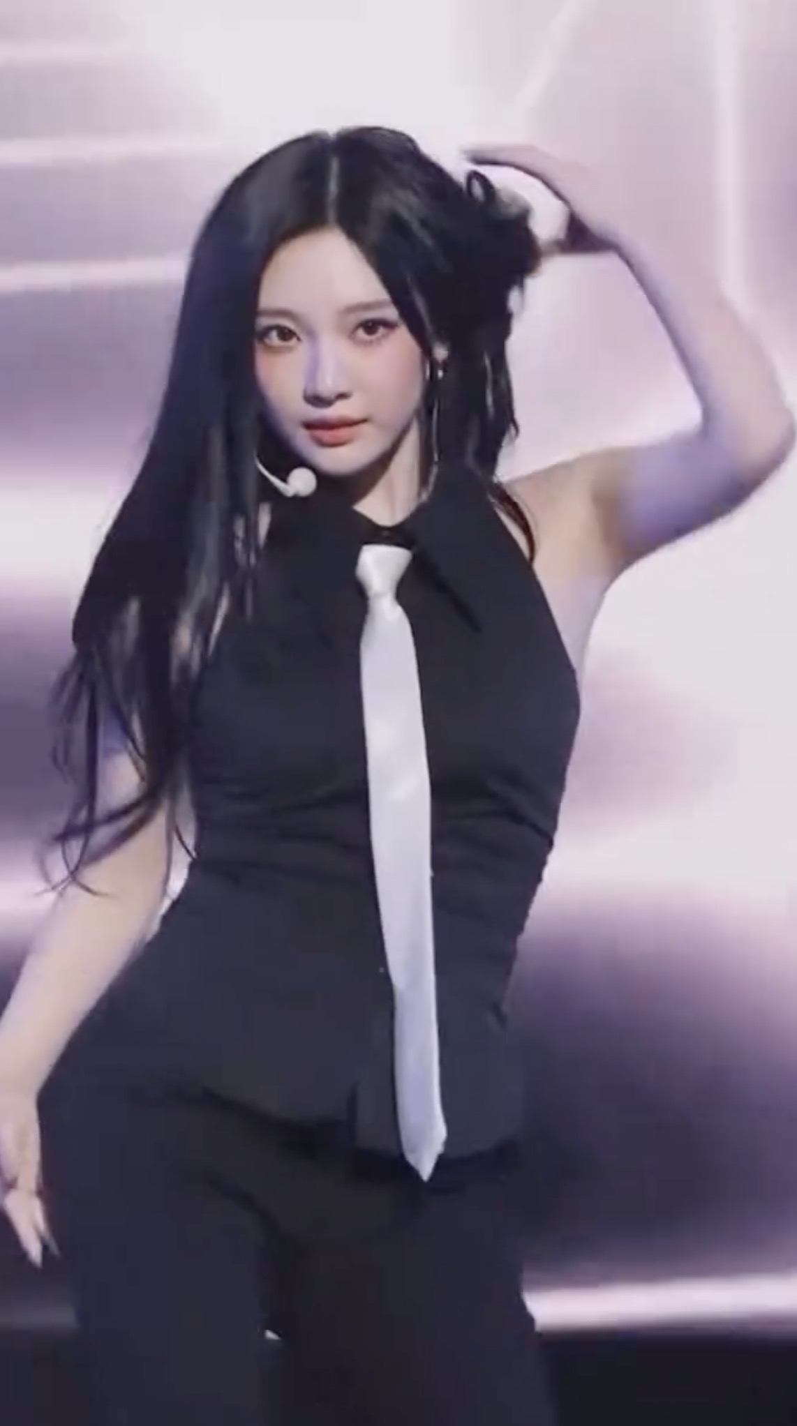 요즘 폼 제대로 오른 닝닝🖤
레전드로 남을 '숙녀가 못 돼' 착장✨ 이미지