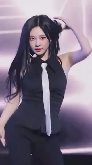 요즘 폼 제대로 오른 닝닝🖤
레전드로 남을 '숙녀가 못 돼' 착장✨ 이미지