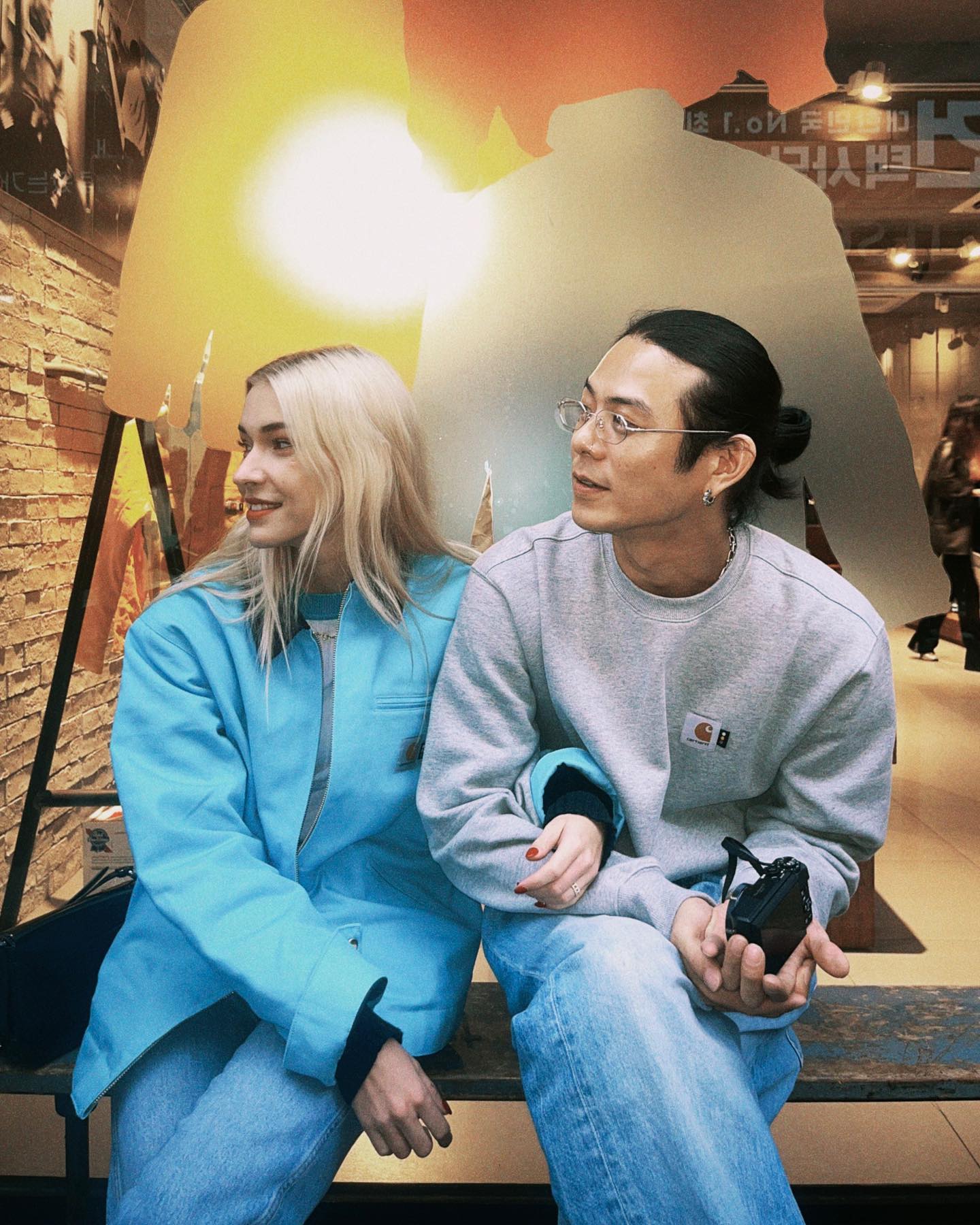 추운 겨울엔 포근한 커플룩으로👩‍❤️‍👨
연예계 대표 부부들의 패션으로 살펴보는 겨울 커플룩 4선✅

1. 이효리 x 이상순
데님팬츠와 무채색으로 맞춘 룩

2. 윤승아 x 김무열
톤온톤으로 통일감을 준 룩

3. 김수미 x 개코
스포티한 무드로 스타일을 맞춘 룩

4. 빈지노 x 미초바
컬러풀한 아이템을 활용해 유니크하게 완성한 룩 이미지9
