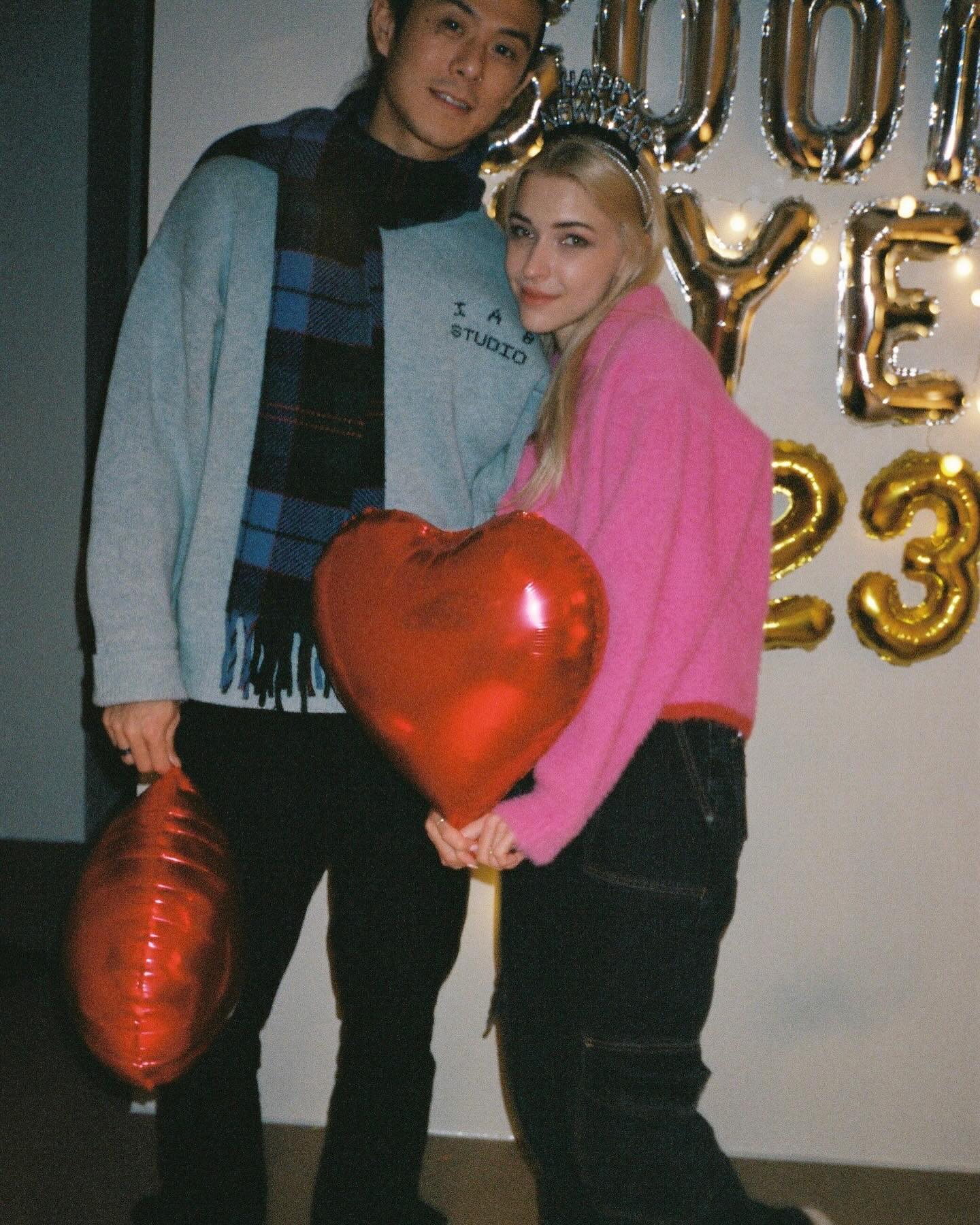 추운 겨울엔 포근한 커플룩으로👩‍❤️‍👨
연예계 대표 부부들의 패션으로 살펴보는 겨울 커플룩 4선✅

1. 이효리 x 이상순
데님팬츠와 무채색으로 맞춘 룩

2. 윤승아 x 김무열
톤온톤으로 통일감을 준 룩

3. 김수미 x 개코
스포티한 무드로 스타일을 맞춘 룩

4. 빈지노 x 미초바
컬러풀한 아이템을 활용해 유니크하게 완성한 룩 이미지