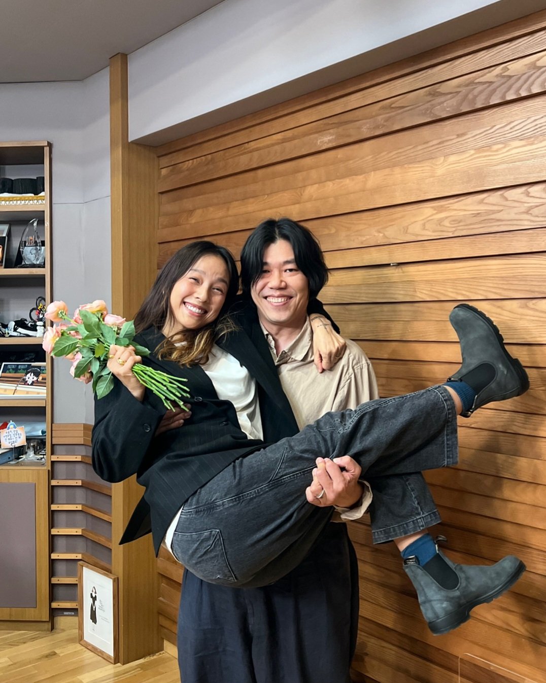 추운 겨울엔 포근한 커플룩으로👩‍❤️‍👨
연예계 대표 부부들의 패션으로 살펴보는 겨울 커플룩 4선✅

1. 이효리 x 이상순
데님팬츠와 무채색으로 맞춘 룩

2. 윤승아 x 김무열
톤온톤으로 통일감을 준 룩

3. 김수미 x 개코
스포티한 무드로 스타일을 맞춘 룩

4. 빈지노 x 미초바
컬러풀한 아이템을 활용해 유니크하게 완성한 룩 이미지2