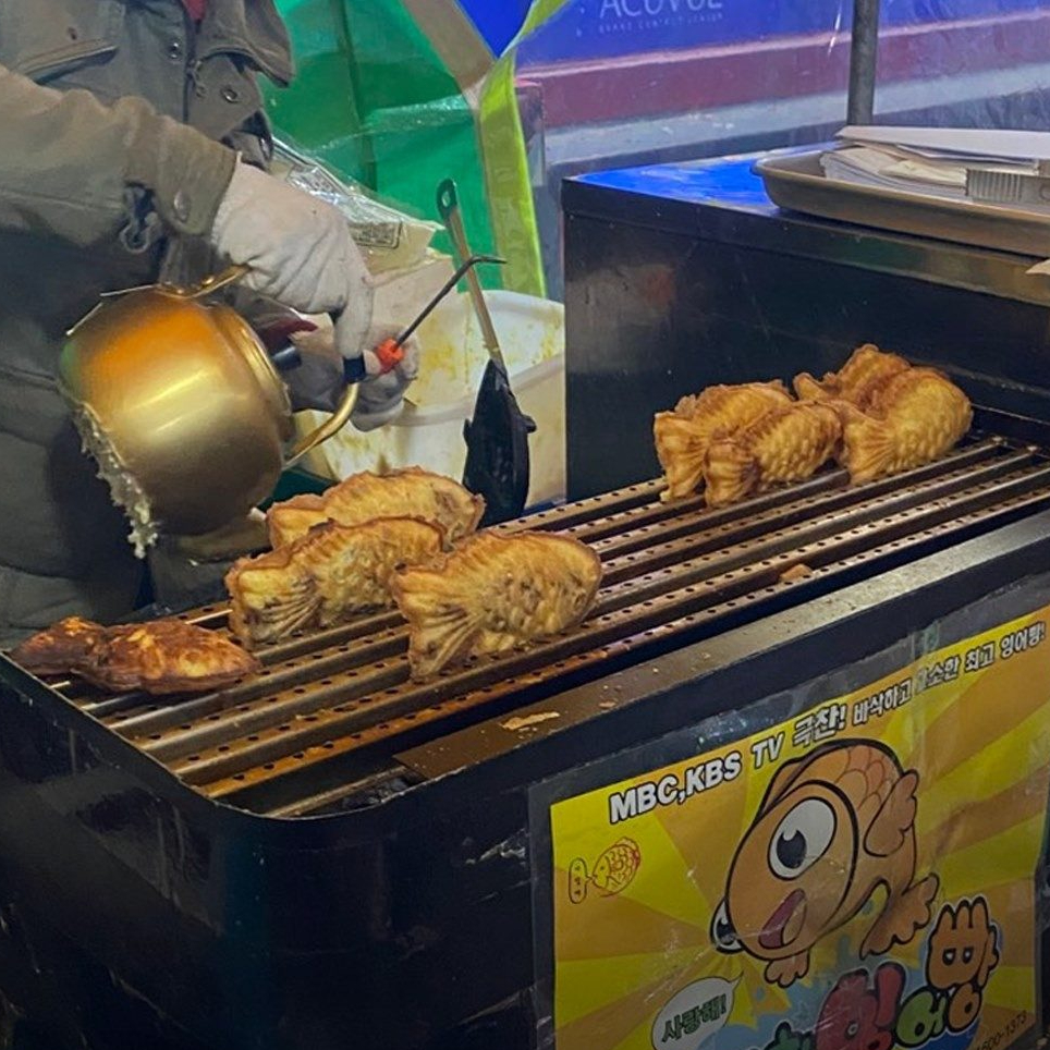 붕세권을 찾고 싶다면 당근🥕
생활 플랫폼 당근이 시즌 한정으로 ‘붕어빵 지도’ 서비스를 오픈했습니다. 이전부터 있던 ‘겨울 간식 지도’ 서비스는 붕어빵을 비롯해 어묵, 호떡, 군고구마 등 겨울 간식 가게와 노점들이 등록됐다면 ‘붕어빵 지도’는 아예 붕어빵 노점만 모아놓아둔 것이 특징인데요. 이용자들이 직접 붕어빵 노점 위치 정보를 등록하거나 수정, 삭제할 수 있으며 방문 후기도 나눌 수 있습니다. 새롭게 오픈한 ‘붕어빵 지도’는 당근 동네지도 탭의 붕어빵 카테고리에서 만나볼 수 있으며 다른 겨울 간식 가게들은 동네지도 탭 내 검색을 통해 확인할 수 있습니다. 이미지