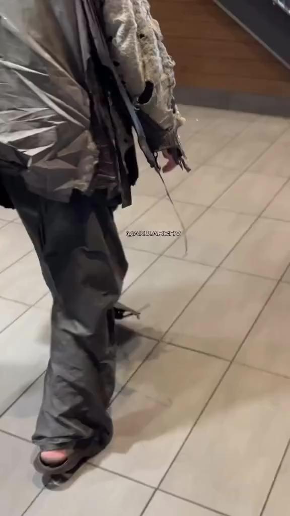 홈리스의 발렌시아가 패션?🤨 이미지