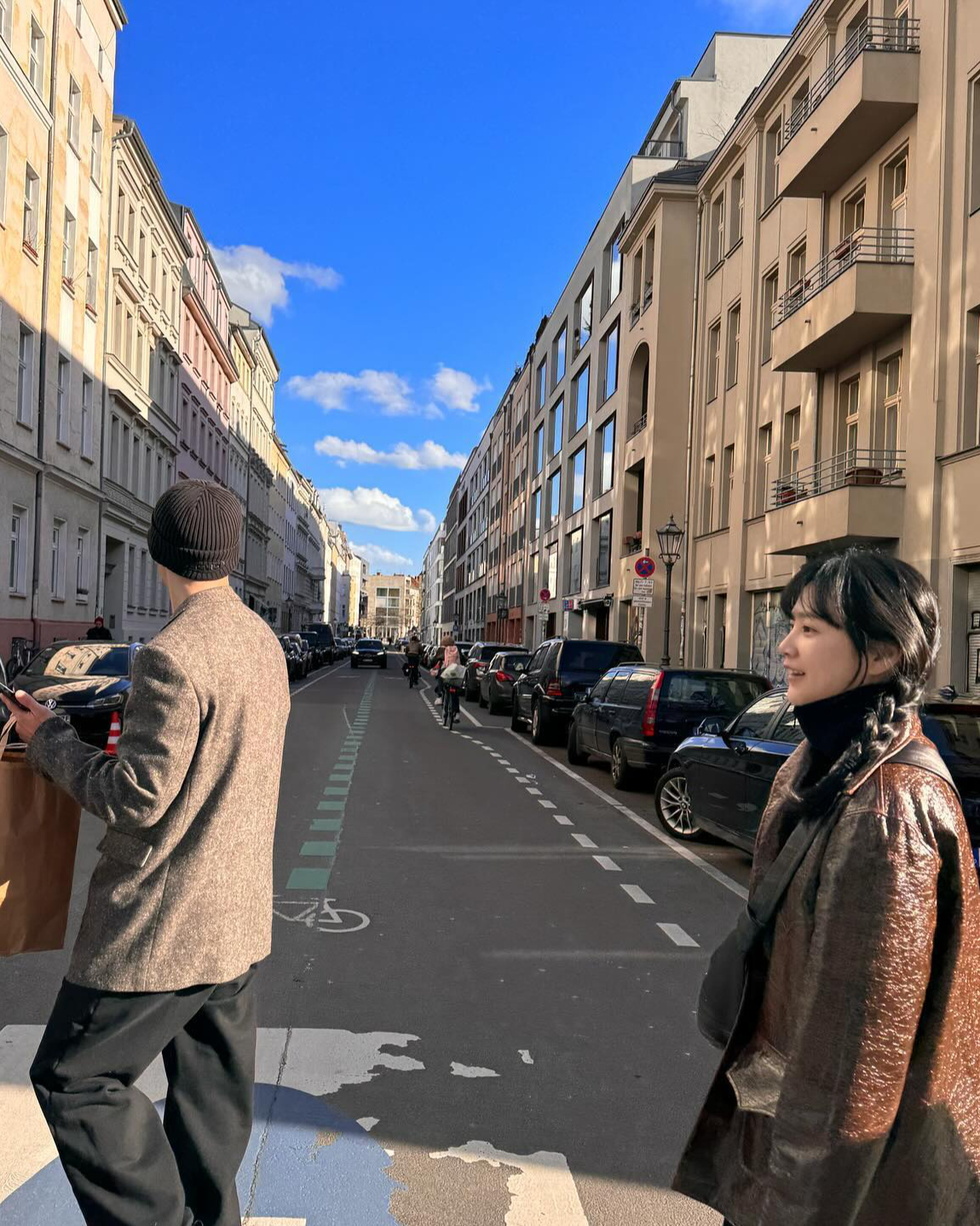 추운 겨울엔 포근한 커플룩으로👩‍❤️‍👨
연예계 대표 부부들의 패션으로 살펴보는 겨울 커플룩 4선✅

1. 이효리 x 이상순
데님팬츠와 무채색으로 맞춘 룩

2. 윤승아 x 김무열
톤온톤으로 통일감을 준 룩

3. 김수미 x 개코
스포티한 무드로 스타일을 맞춘 룩

4. 빈지노 x 미초바
컬러풀한 아이템을 활용해 유니크하게 완성한 룩 이미지5