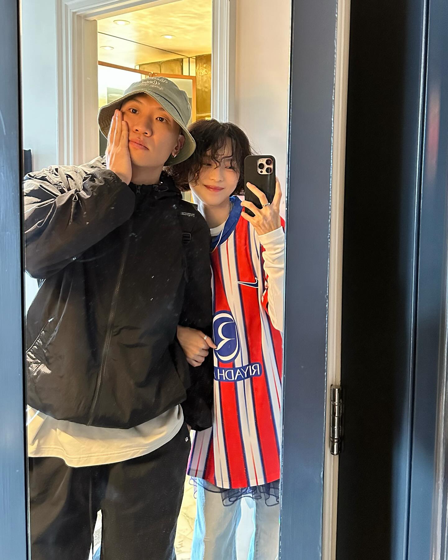 추운 겨울엔 포근한 커플룩으로👩‍❤️‍👨
연예계 대표 부부들의 패션으로 살펴보는 겨울 커플룩 4선✅

1. 이효리 x 이상순
데님팬츠와 무채색으로 맞춘 룩

2. 윤승아 x 김무열
톤온톤으로 통일감을 준 룩

3. 김수미 x 개코
스포티한 무드로 스타일을 맞춘 룩

4. 빈지노 x 미초바
컬러풀한 아이템을 활용해 유니크하게 완성한 룩 이미지6