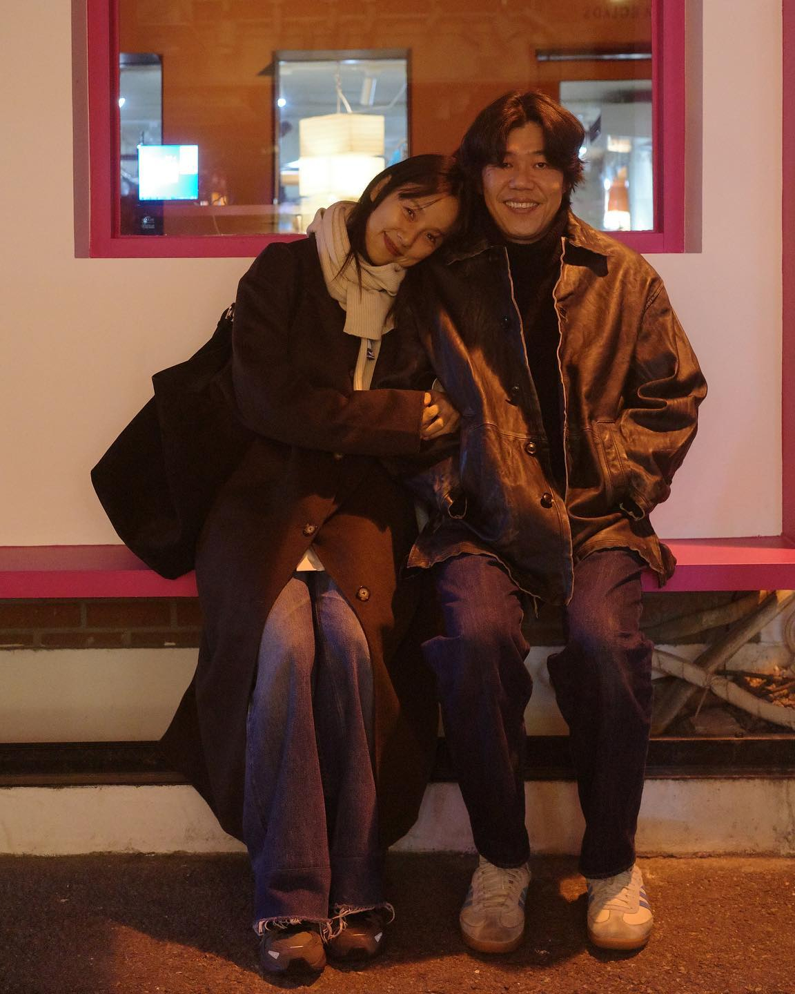 추운 겨울엔 포근한 커플룩으로👩‍❤️‍👨
연예계 대표 부부들의 패션으로 살펴보는 겨울 커플룩 4선✅

1. 이효리 x 이상순
데님팬츠와 무채색으로 맞춘 룩

2. 윤승아 x 김무열
톤온톤으로 통일감을 준 룩

3. 김수미 x 개코
스포티한 무드로 스타일을 맞춘 룩

4. 빈지노 x 미초바
컬러풀한 아이템을 활용해 유니크하게 완성한 룩 이미지