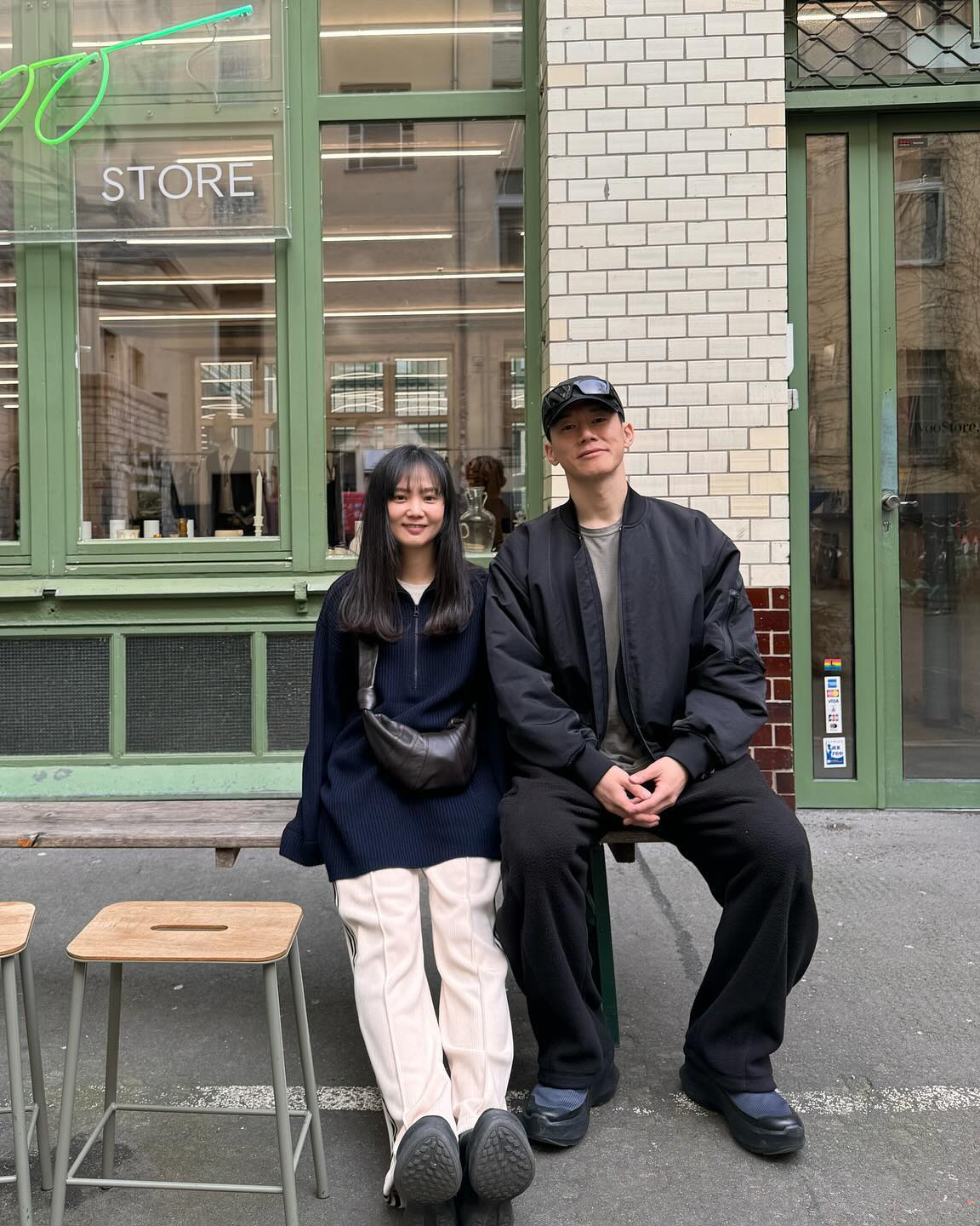 추운 겨울엔 포근한 커플룩으로👩‍❤️‍👨
연예계 대표 부부들의 패션으로 살펴보는 겨울 커플룩 4선✅

1. 이효리 x 이상순
데님팬츠와 무채색으로 맞춘 룩

2. 윤승아 x 김무열
톤온톤으로 통일감을 준 룩

3. 김수미 x 개코
스포티한 무드로 스타일을 맞춘 룩

4. 빈지노 x 미초바
컬러풀한 아이템을 활용해 유니크하게 완성한 룩 이미지4