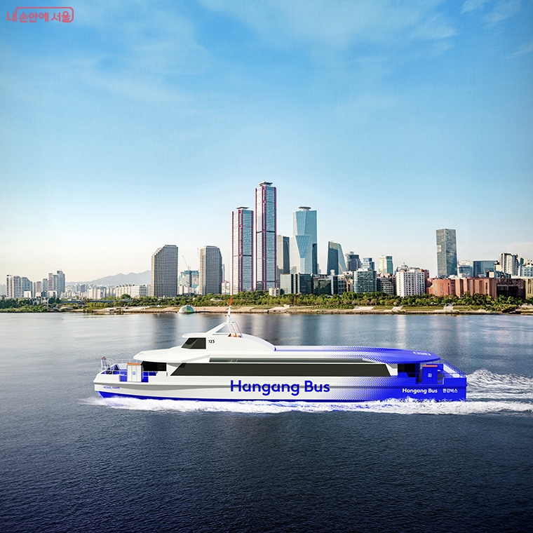 마곡에서 잠실까지 한강 출퇴근⛴️
서울시가 한강을 따라 운행하는 새로운 수상 교통수단 ‘한강버스’ 실물을 공개했습니다. 내년 3월부터 마곡, 망원, 여의도, 잠원, 옥수, 뚝섬, 잠실 등 총 7개 선착장에서 출퇴근 시간엔 15분 간격으로, 평일엔 하루 68회(주말 48회) 정도 운항할 예정인데요. 좌석마다 간단한 식음료를 섭취할 수 있도록 개인 테이블을 갖췄으며, 자전거 거치대와 휠체어 석도 마련되었습니다. 이미지