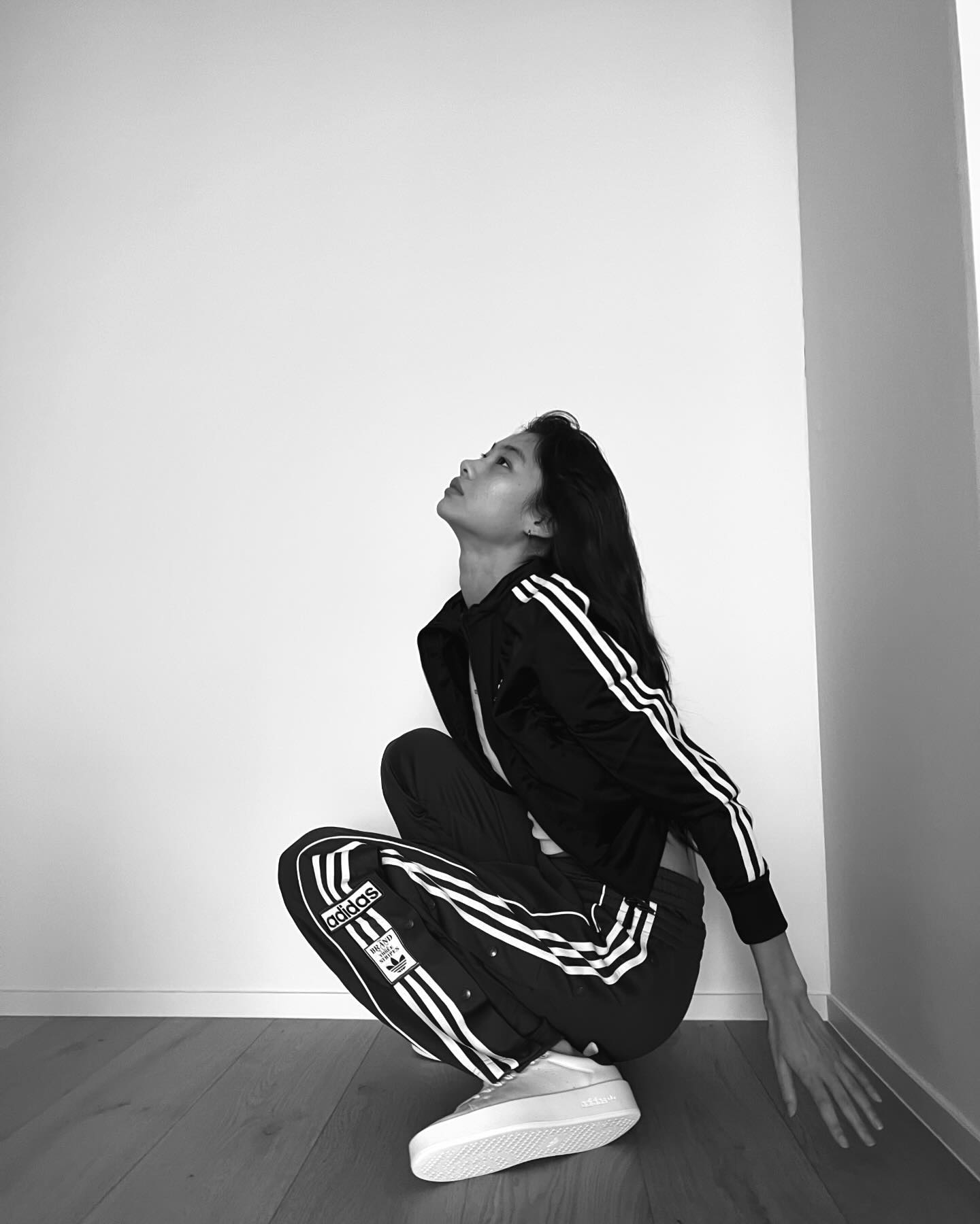 정호연의 본새는 여기서 나온다🖤
아디다스 착장으로 꾸안꾸에 힙 얹어주기✔️ 이미지9
