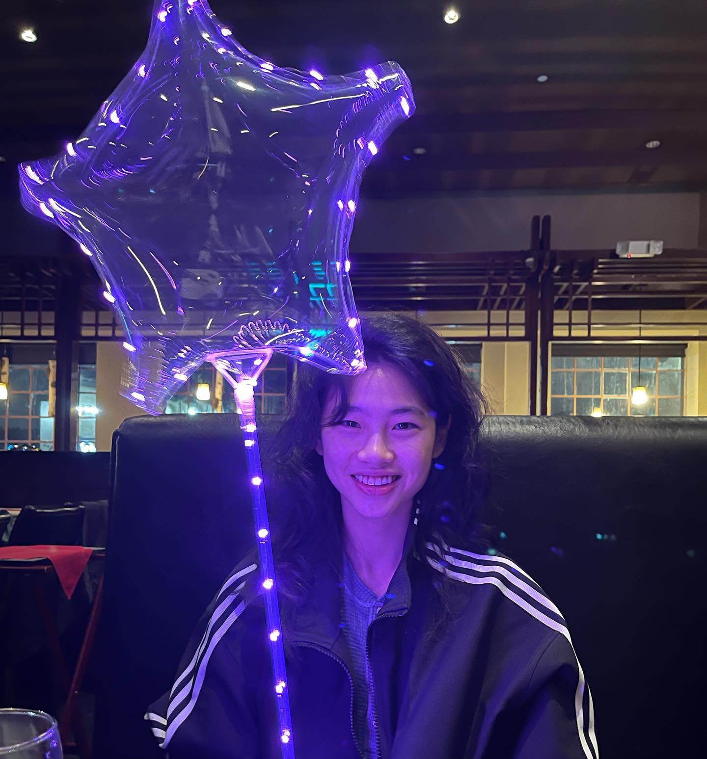 정호연의 본새는 여기서 나온다🖤
아디다스 착장으로 꾸안꾸에 힙 얹어주기✔️ 이미지7