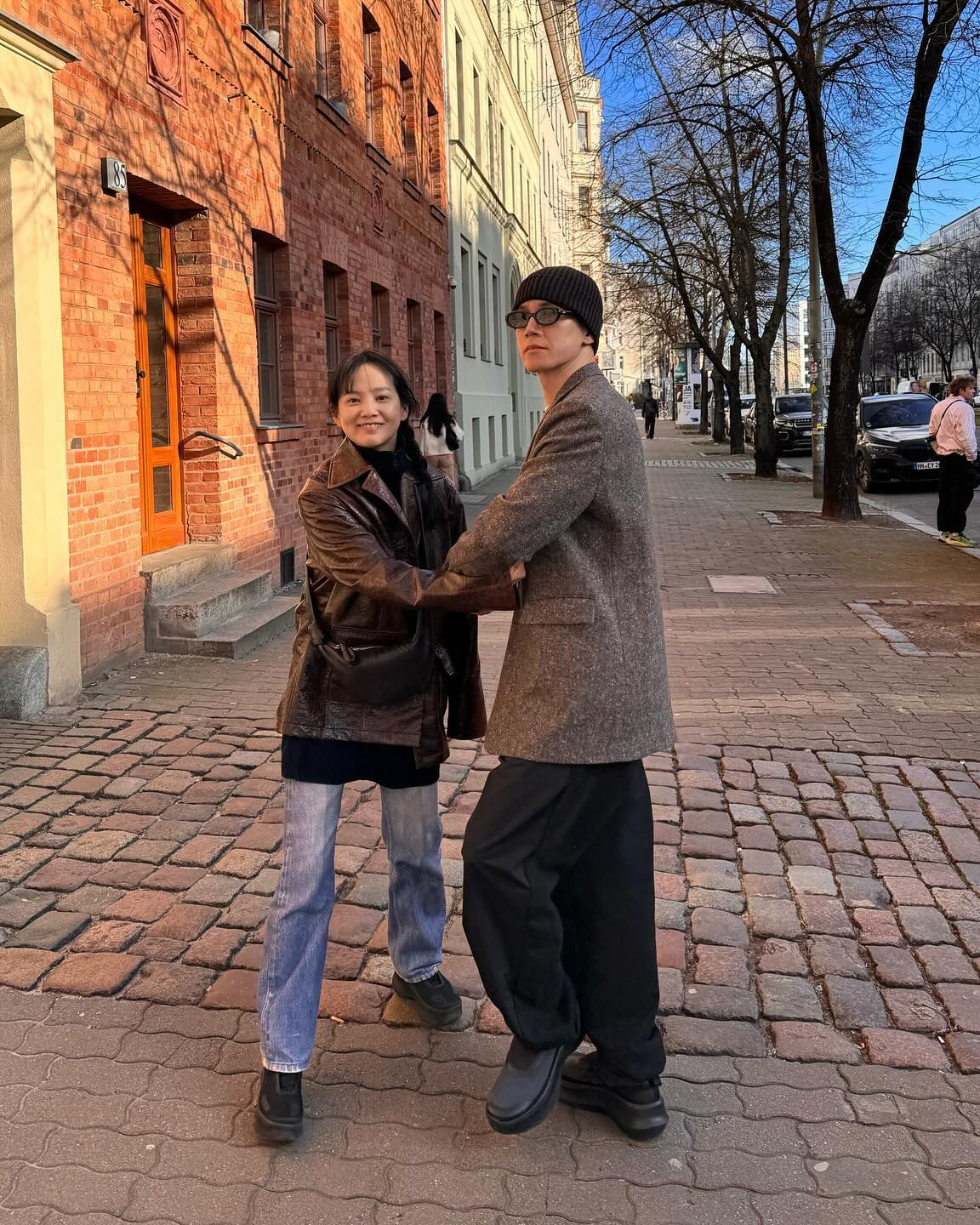 추운 겨울엔 포근한 커플룩으로👩‍❤️‍👨
연예계 대표 부부들의 패션으로 살펴보는 겨울 커플룩 4선✅

1. 이효리 x 이상순
데님팬츠와 무채색으로 맞춘 룩

2. 윤승아 x 김무열
톤온톤으로 통일감을 준 룩

3. 김수미 x 개코
스포티한 무드로 스타일을 맞춘 룩

4. 빈지노 x 미초바
컬러풀한 아이템을 활용해 유니크하게 완성한 룩 이미지3