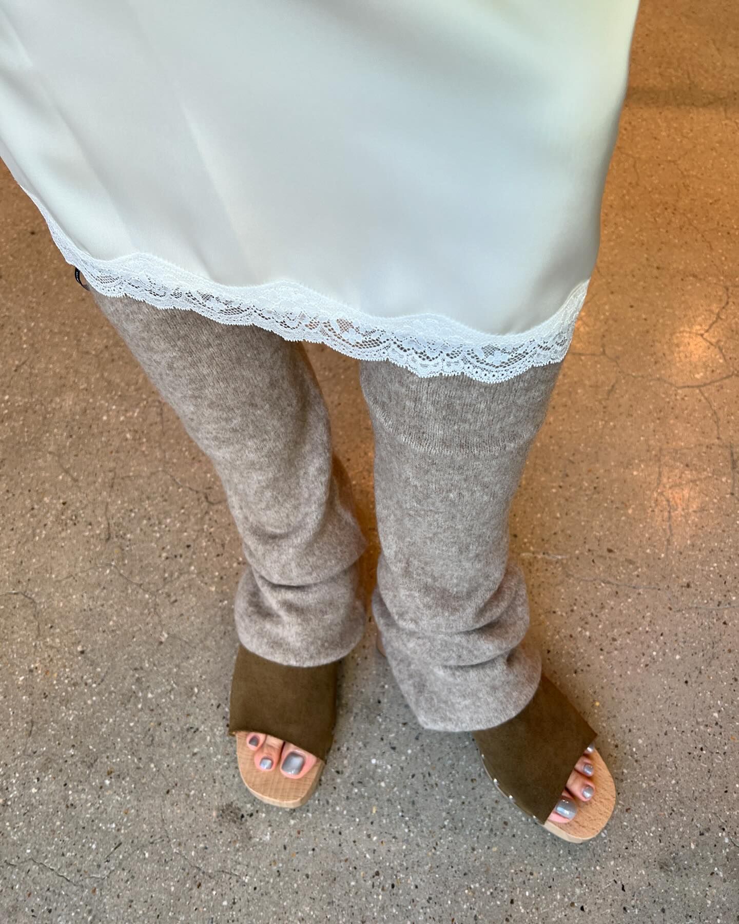 어떤 신발이든 찰떡🤍레그워머
올겨울엔 다리도 따뜻하게, 스타일은 더욱 세련되게✨ 이미지2