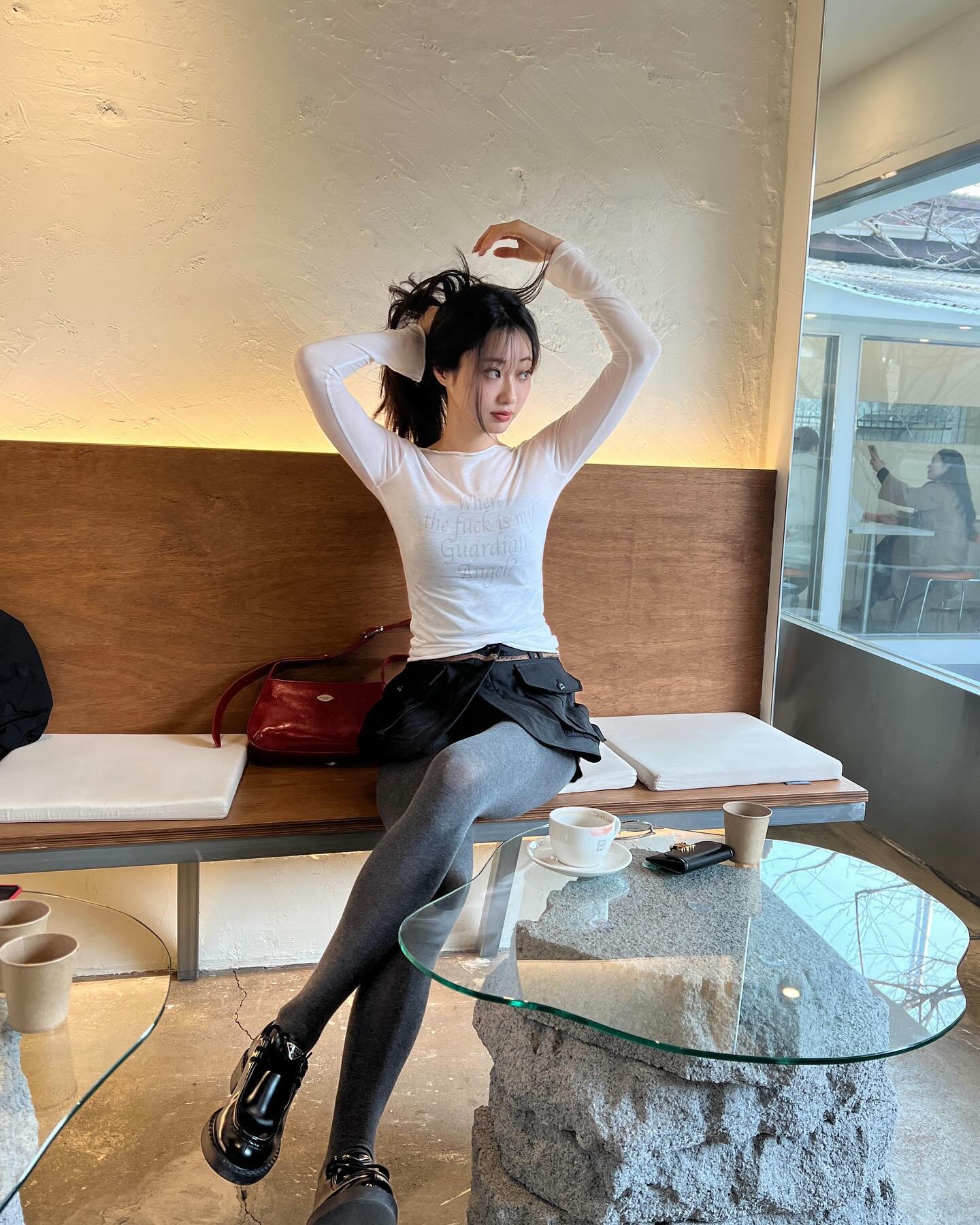 옷 잘입는 셀럽들의 필수 스타킹🩶
올겨울엔 그레이 스타킹으로 러블리 포인트 주기✔️ 이미지2