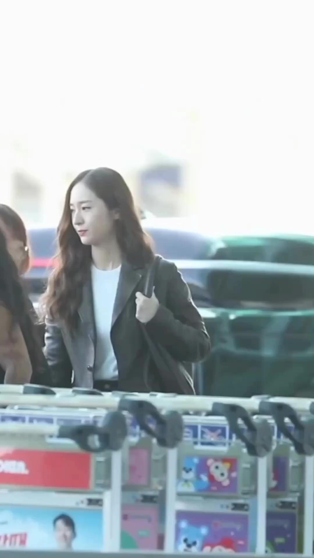 나도 가죽자켓 꺼내야징🤎🖤헤헤
크리스탈 언니 레더자켓 공항룩 분위기🛫💎배워보기  이미지