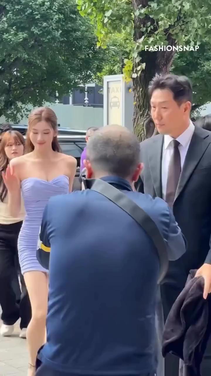 무보정 사나💜🤍여신미모 근접샷
예쁘고 부러운 것도 그렇지만..👗우선 대단해 원피스핏 ㄷㄷ  이미지