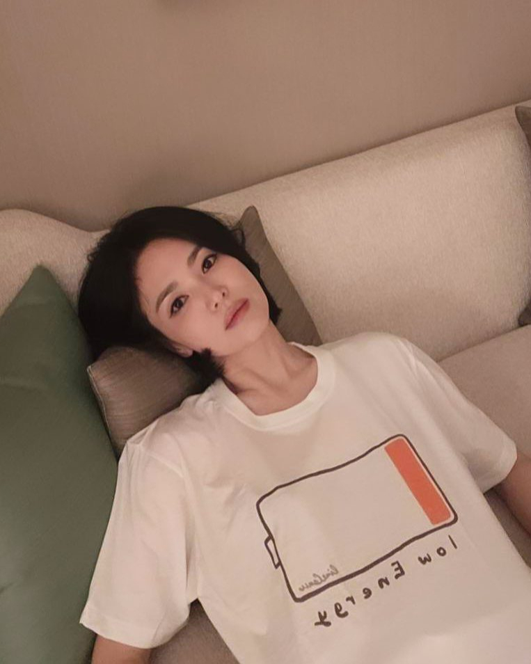 혜교언니 손민수 할 것 떴다🔥
방콕 시장에서 12,800원으로 판매 중인 티셔츠라니...이건 사야해!👀✨ 이미지