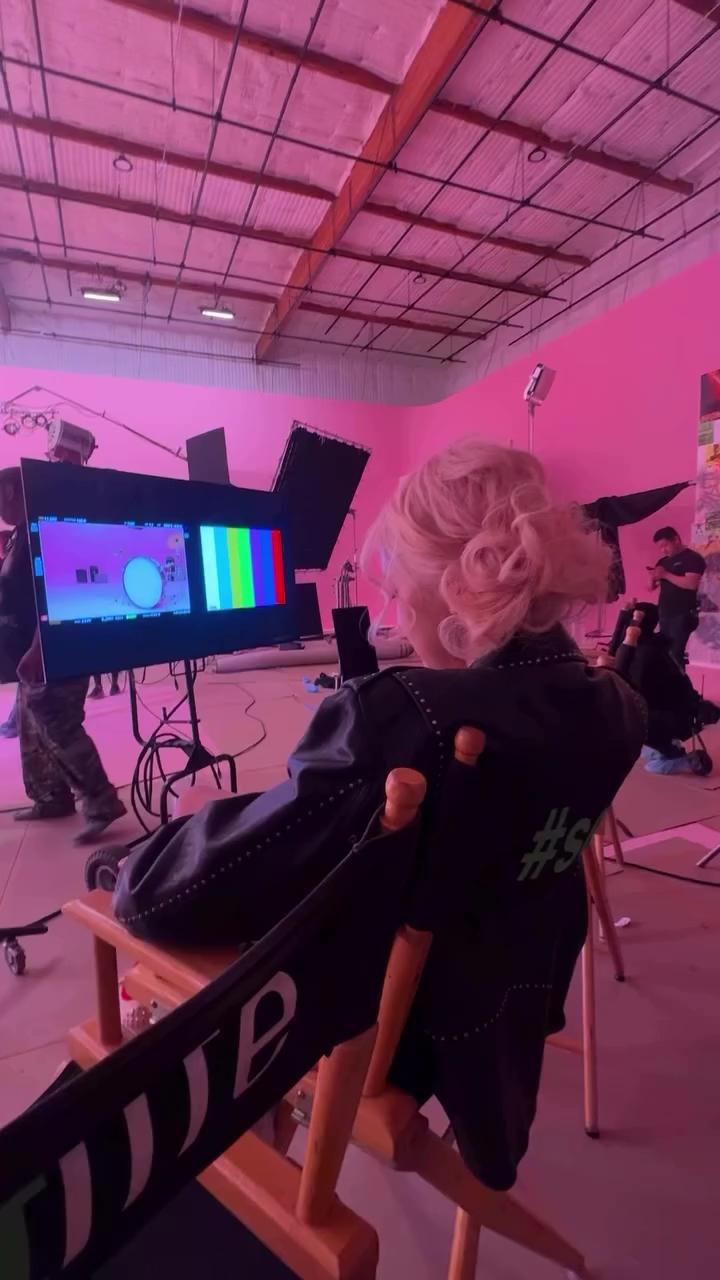 요즘 가죽자켓 유행 주범🩷🖤아파트 로제 뮤비 촬영샷😚 이미지