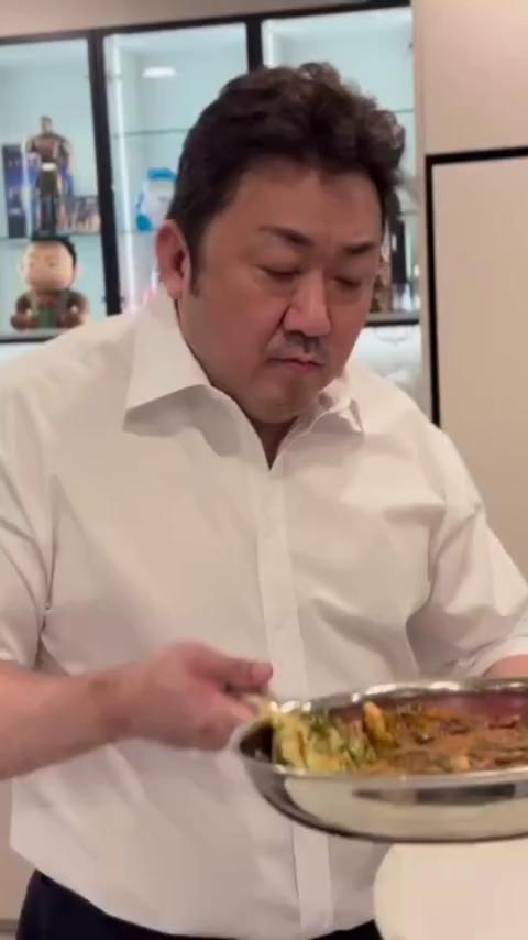 전 부치는 국보급🇰🇷상남자 마동석
대한민국 남자 모범상🌕🙇🏻‍♀️다들 바로 @공유해!! 이미지