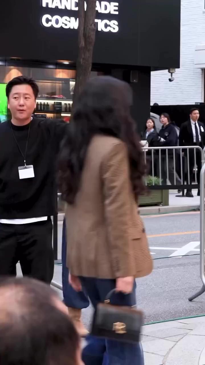 화제의 카즈하 걸음걸이💙🤎폴로 랄프로렌 너무 잘 어울린당🏇 이미지
